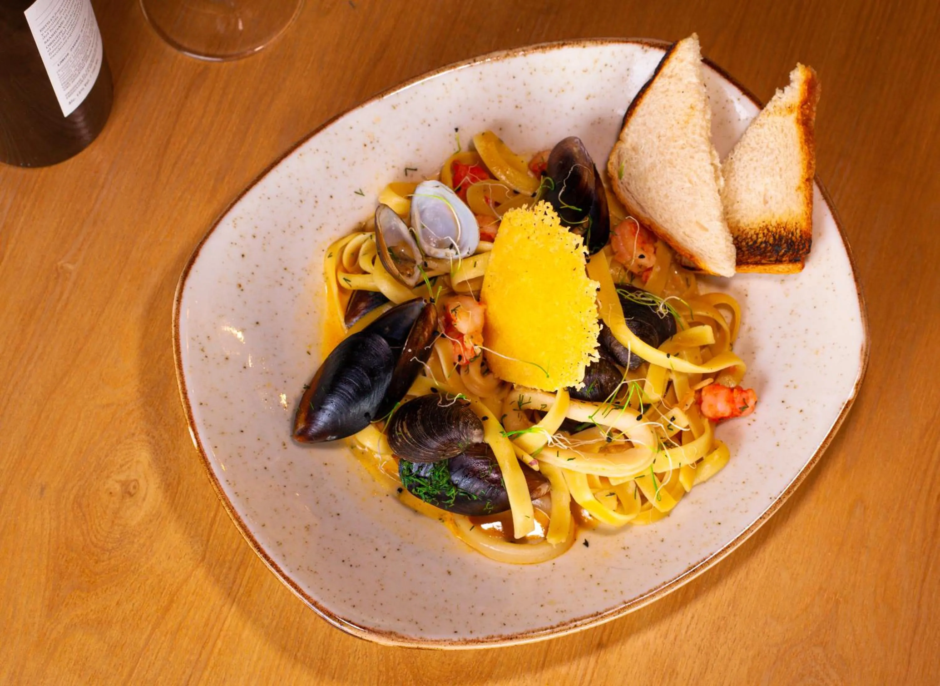 Restaurant/places to eat in Hotel American Visa Tower