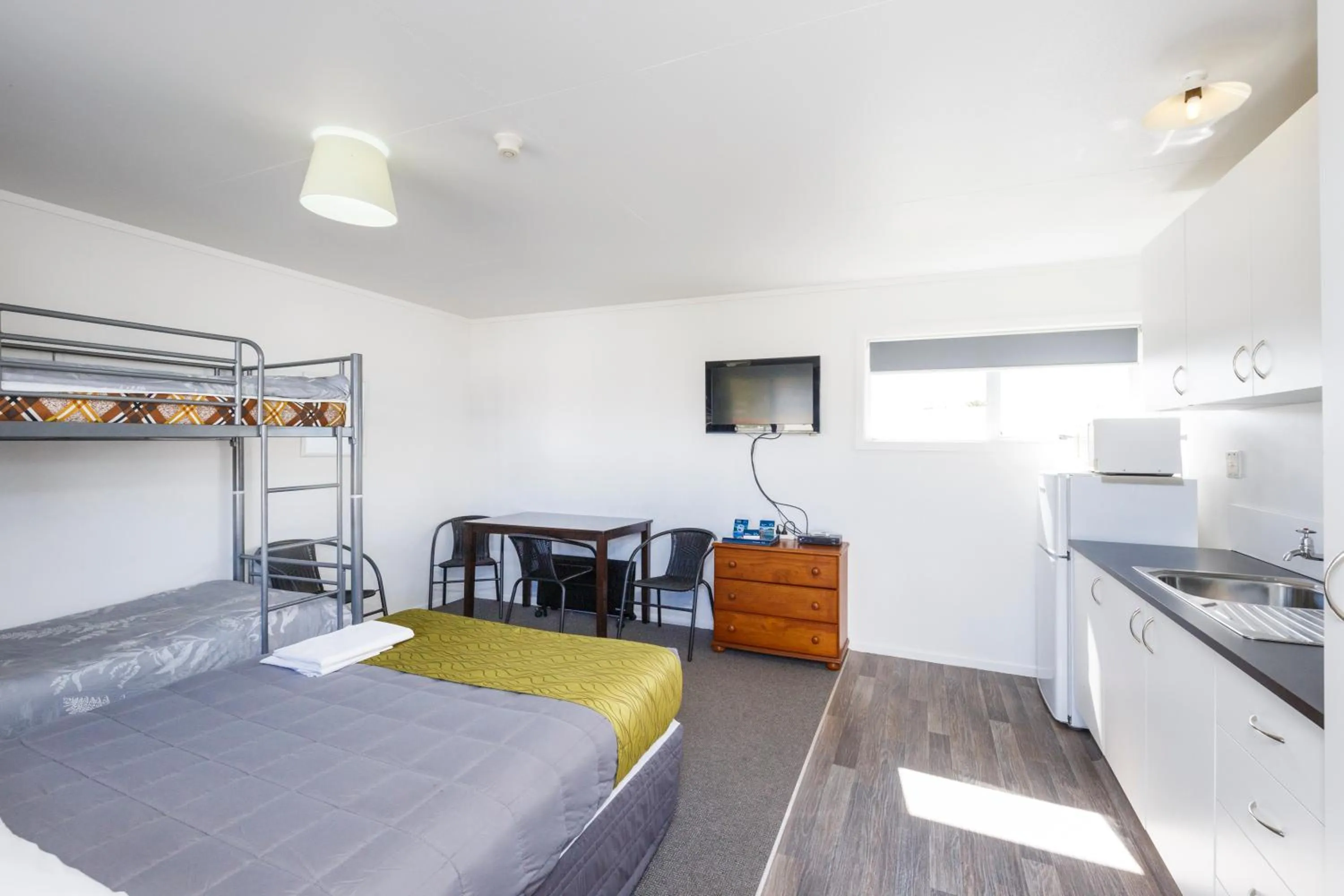TV and multimedia, Bed in Foxton Beach Holiday Park