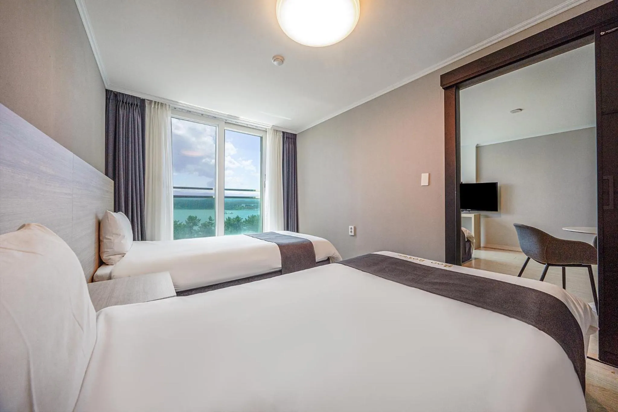 Bed in Gyeongpo Soo Hotel