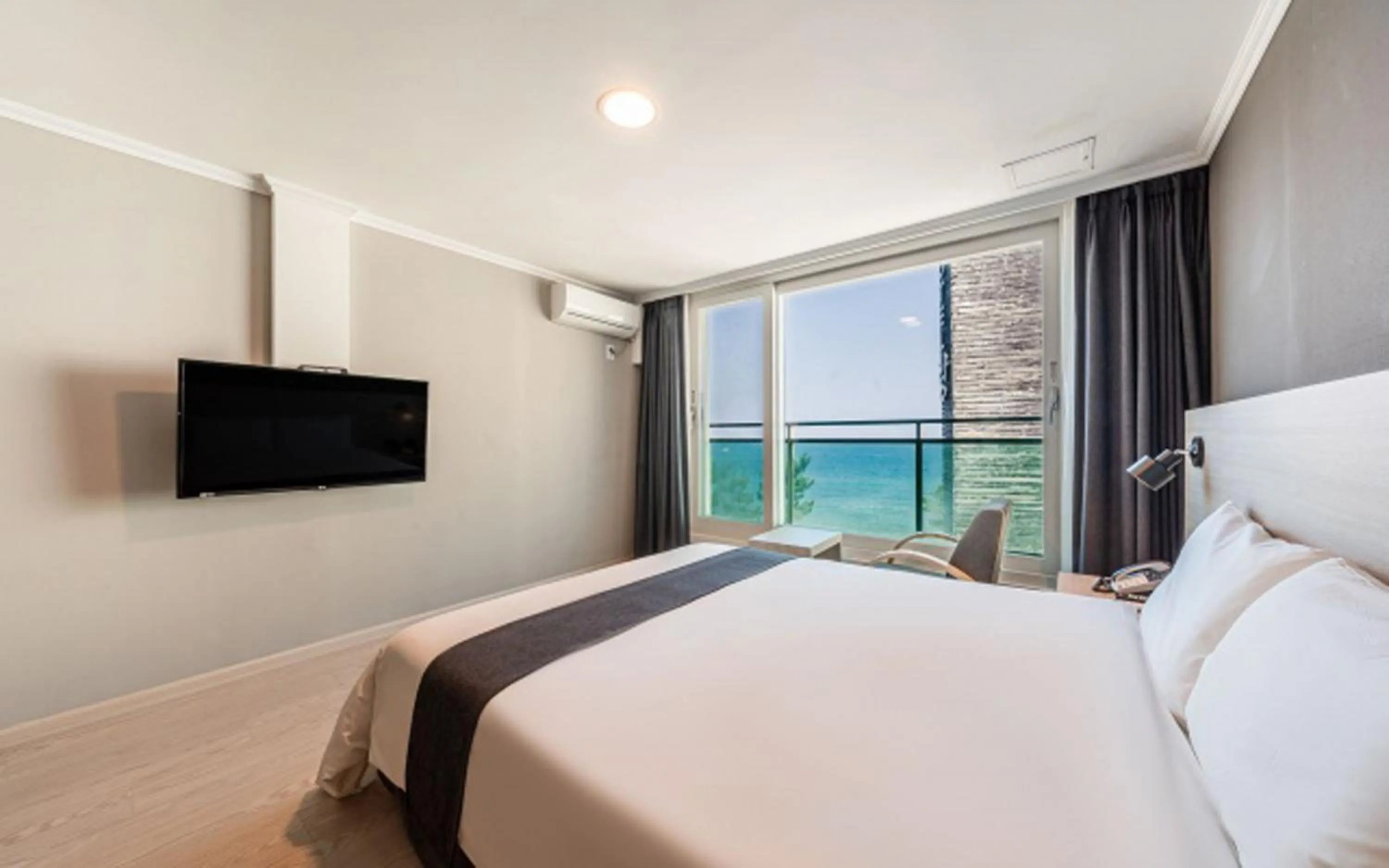 Bed in Gyeongpo Soo Hotel