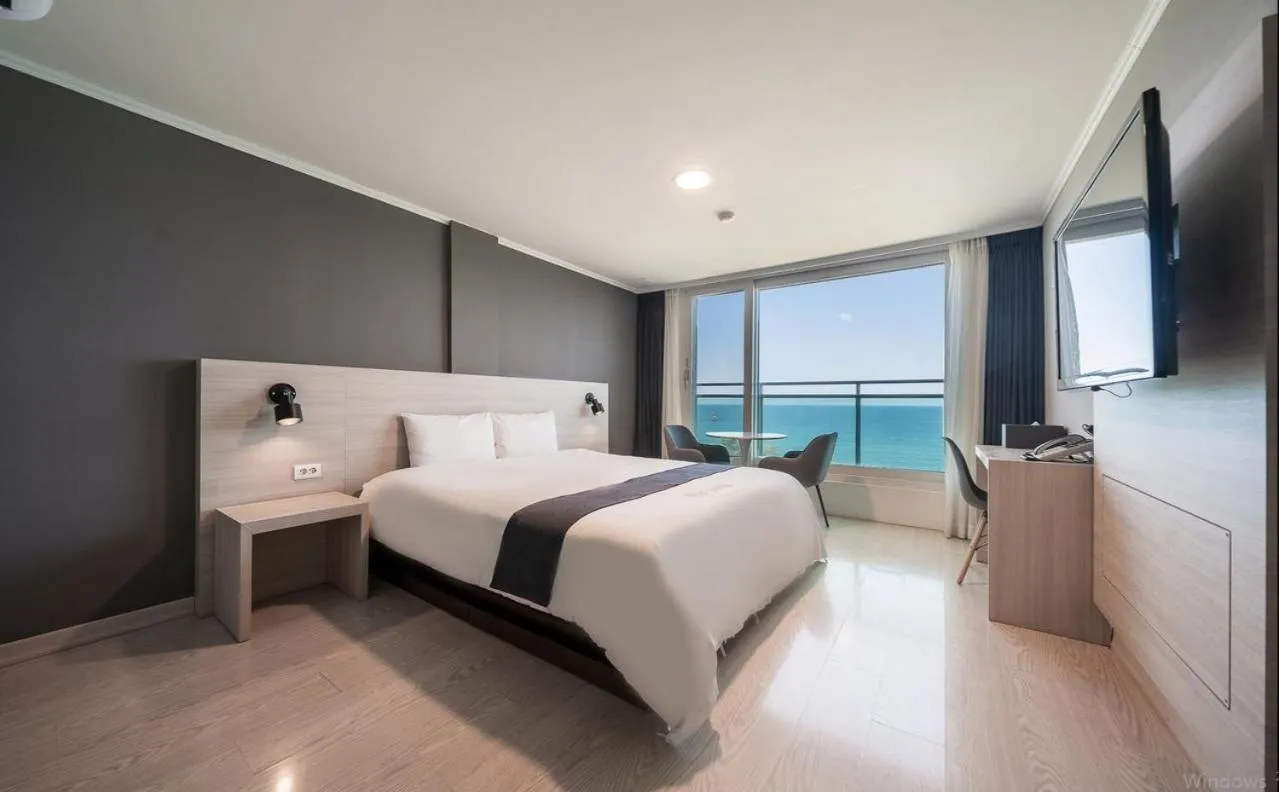 Photo of the whole room, Bed in Gyeongpo Soo Hotel