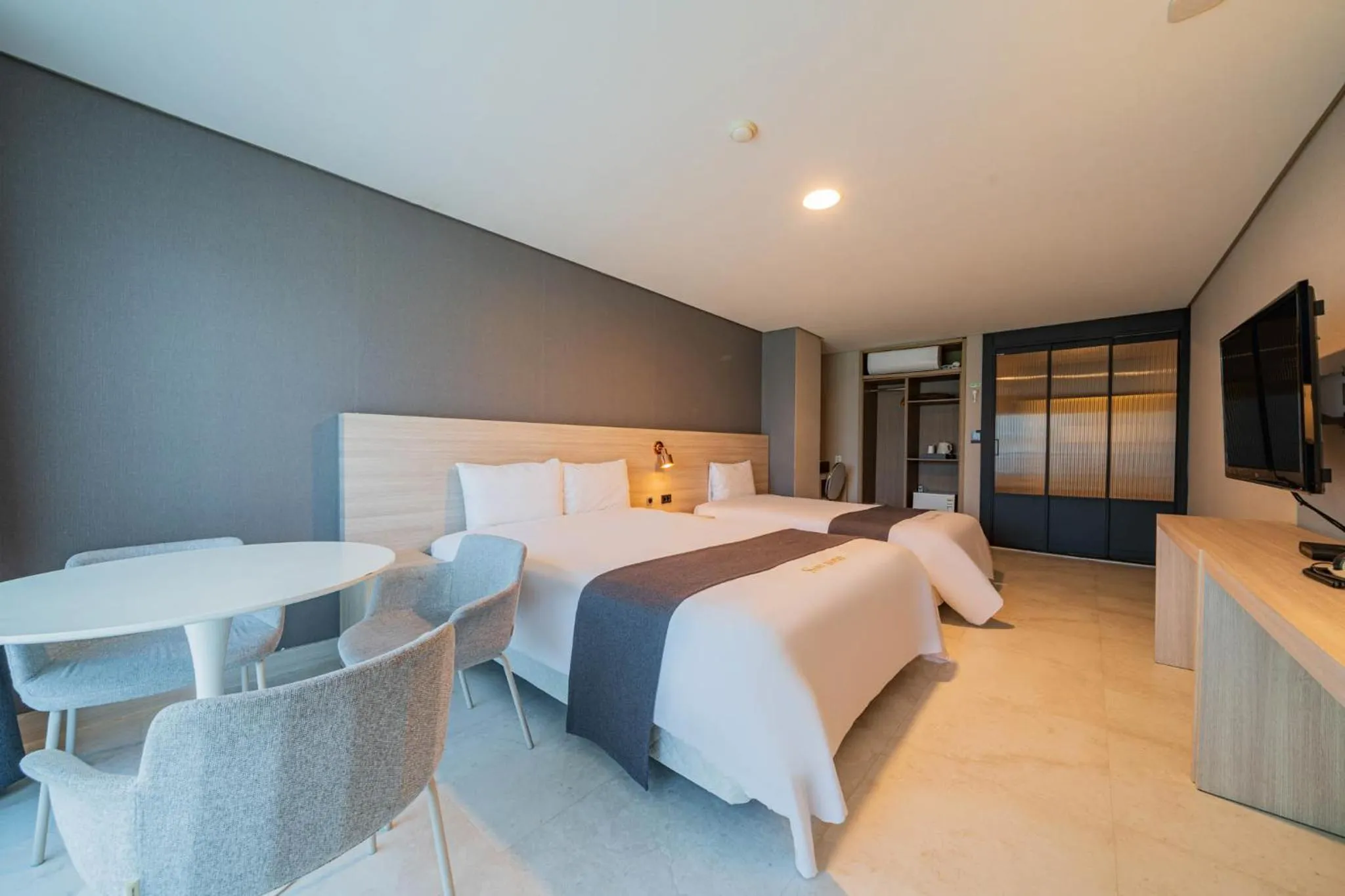 Bed in Gyeongpo Soo Hotel