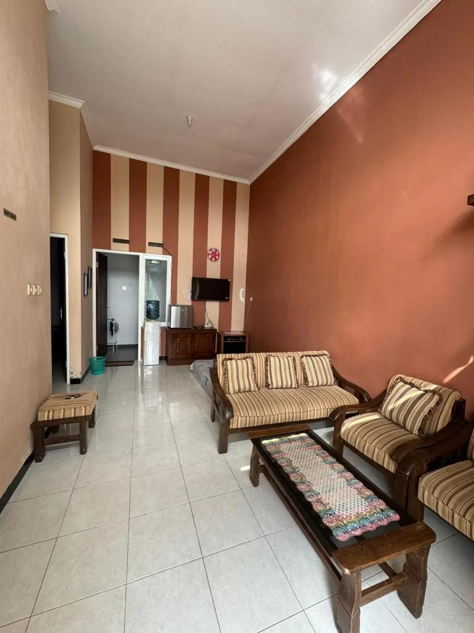 Communal lounge/ TV room in Ken's Villa 8