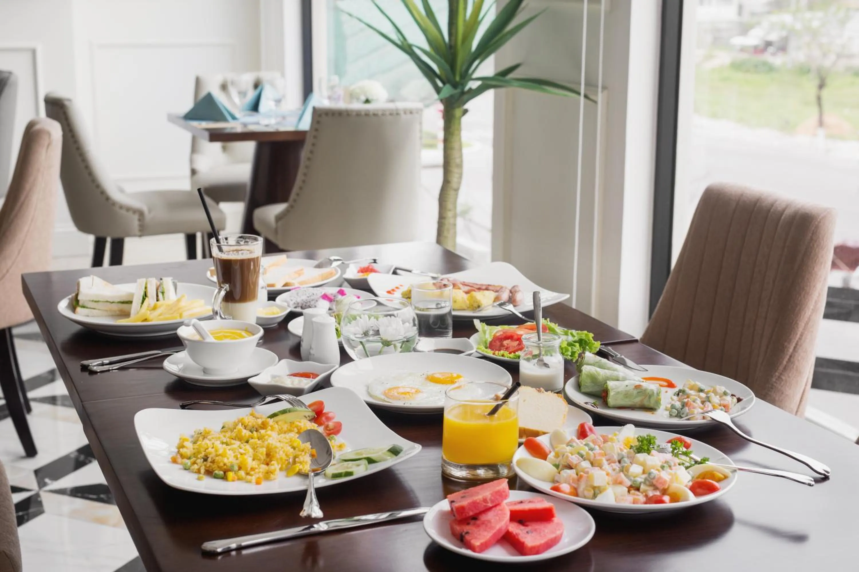 Restaurant/places to eat in Adaline Hotel and Suite