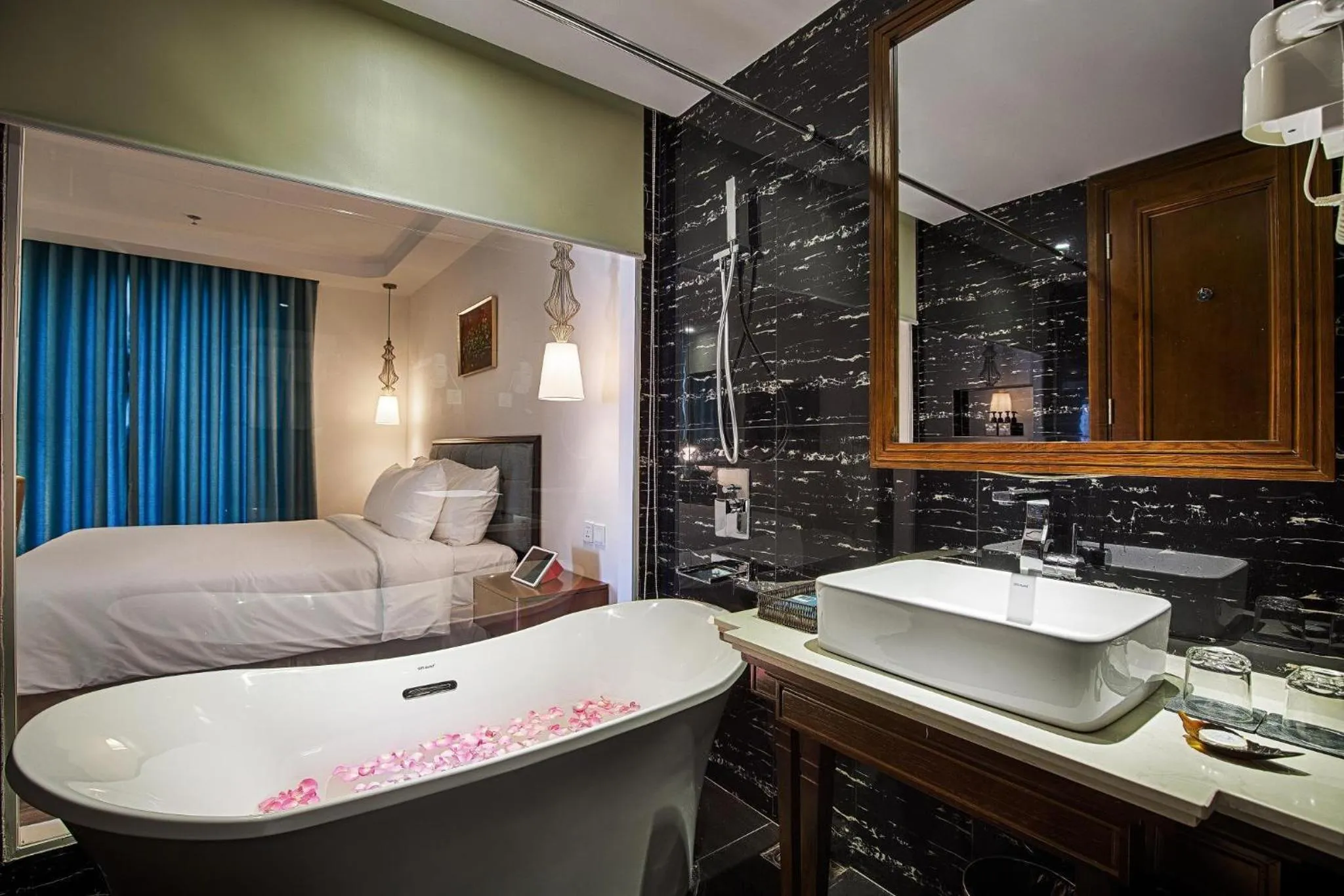 Bedroom, Bed in Adaline Hotel and Suite