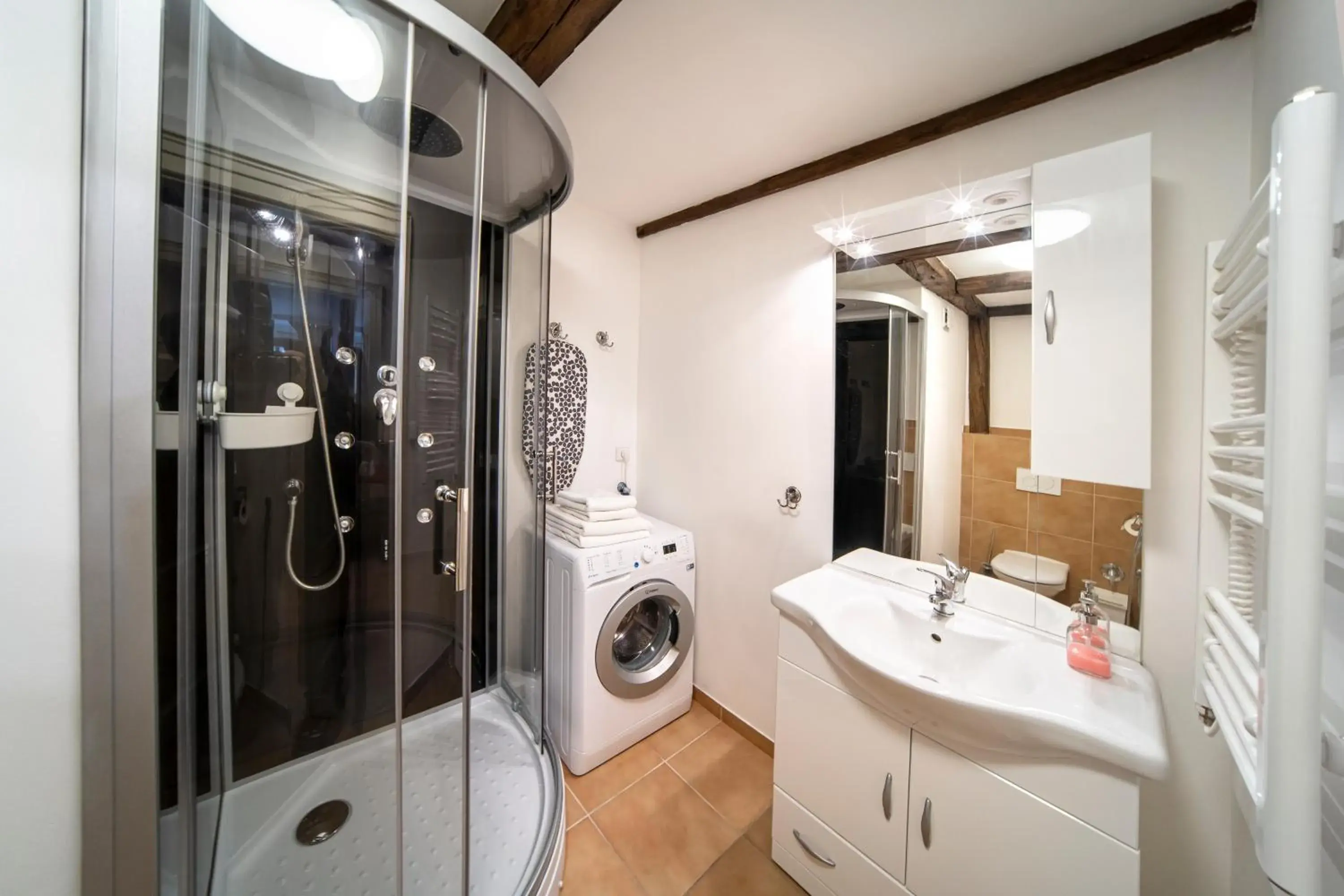 Toilet in Old Town - Aparthotel Michalska Toilet in Old Town - Aparthotel Michalska