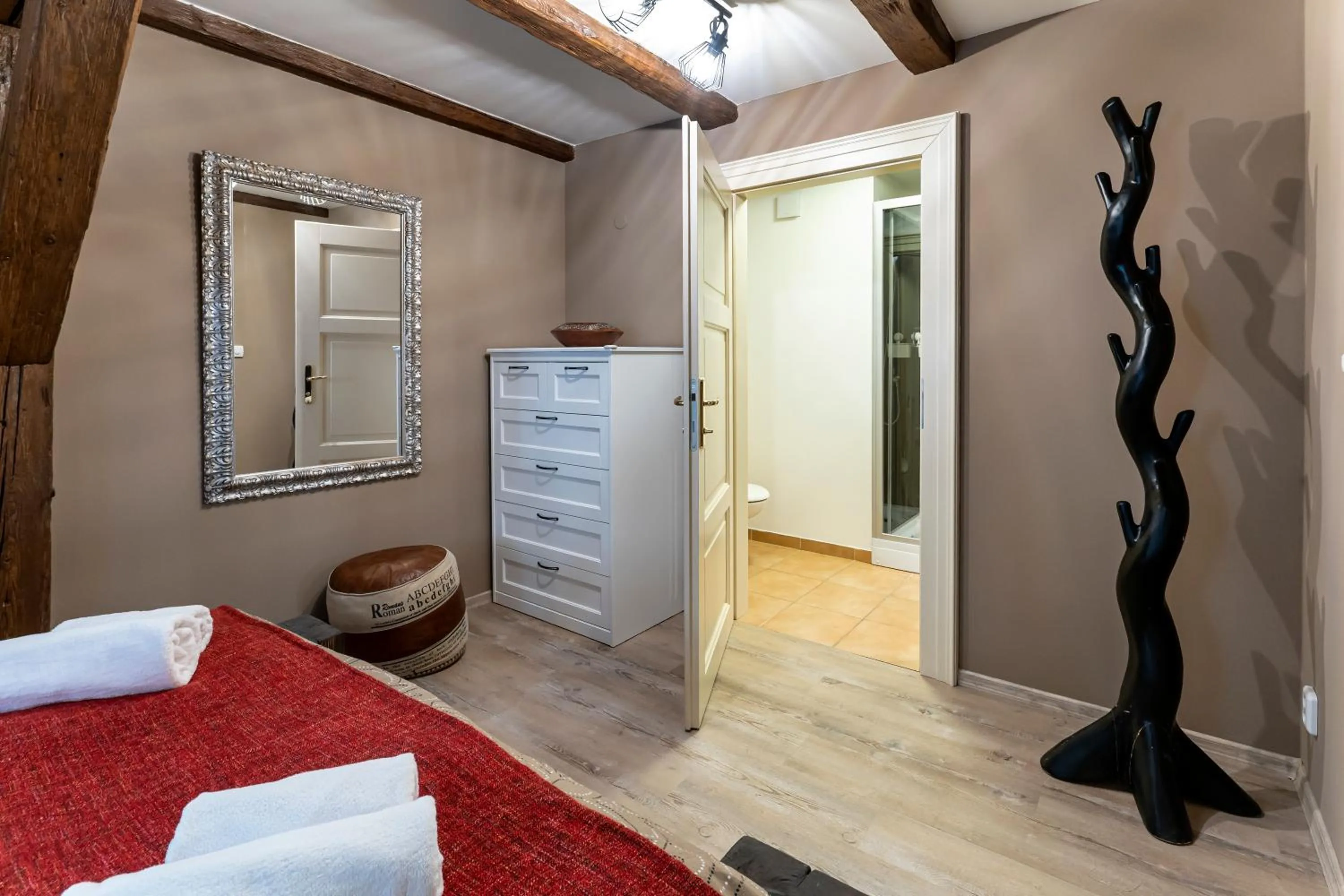 Bathroom, Bed in Old Town - Aparthotel Michalska