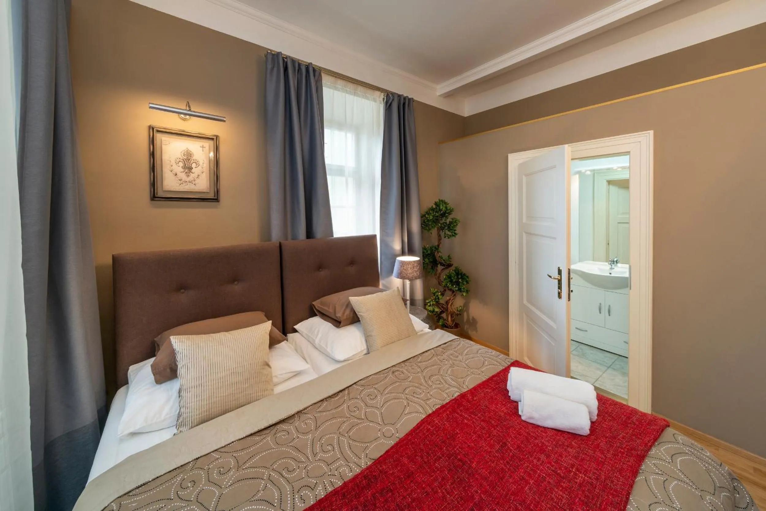 Bathroom, Bed in Old Town - Aparthotel Michalska