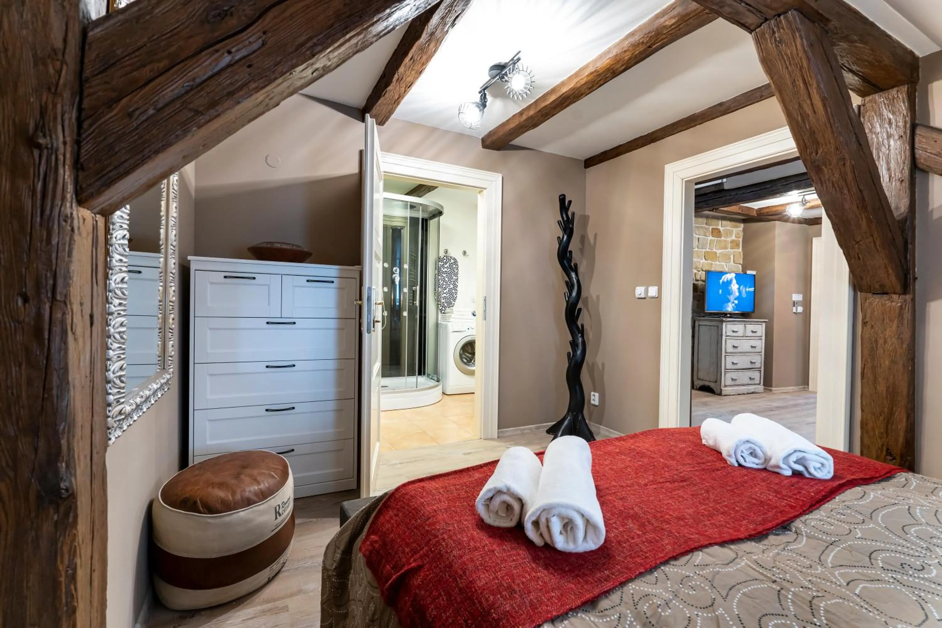 Bathroom, Bed in Old Town - Aparthotel Michalska