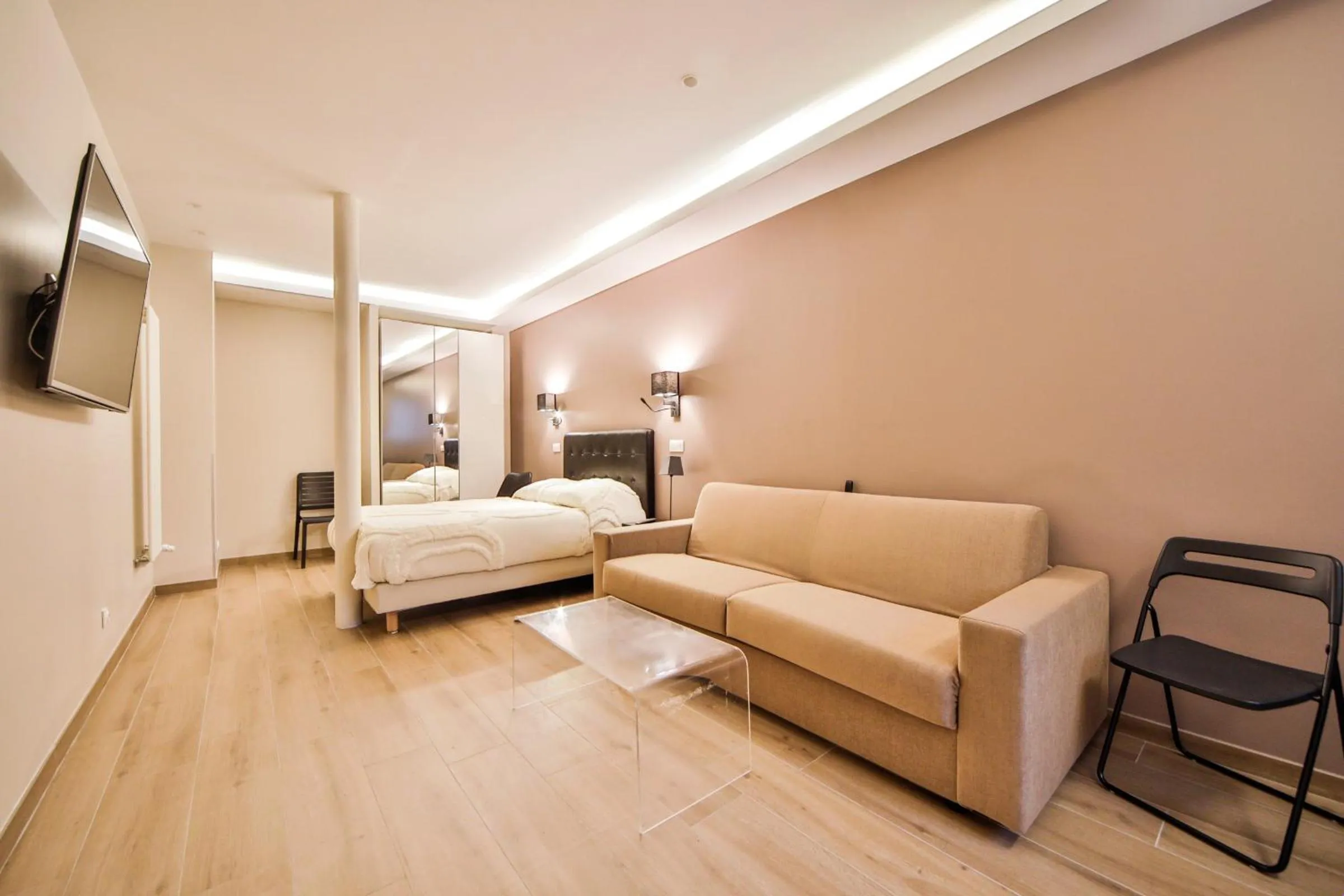 Photo of the whole room, Bed in Blue Nights Apartments - Sébastopol