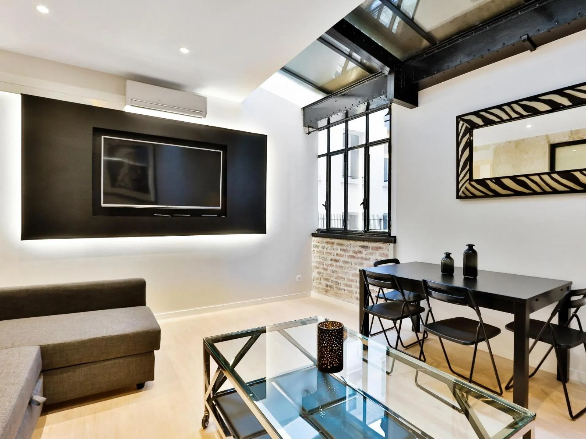 Bedroom in Blue Nights Apartments - Sébastopol