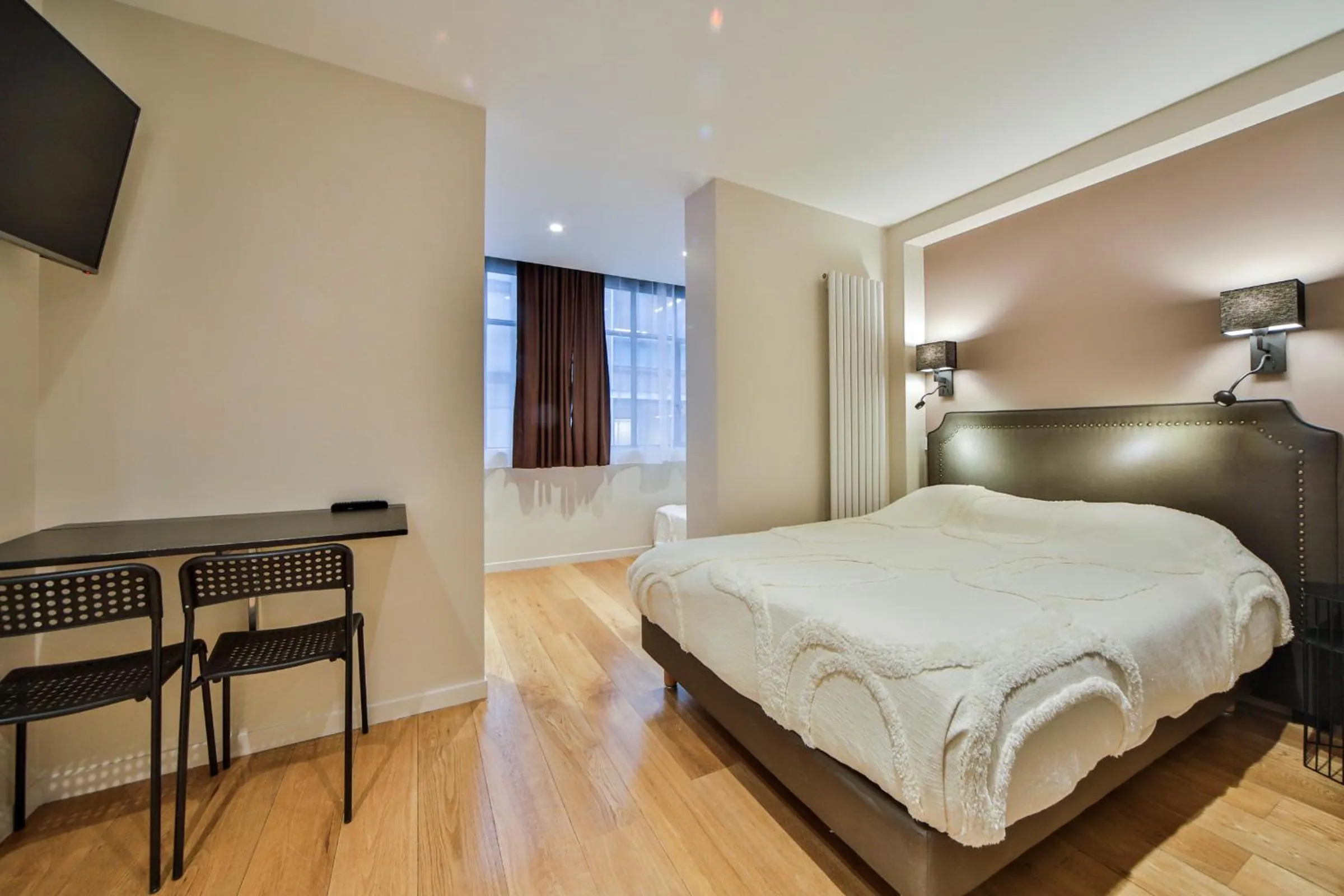 Photo of the whole room, Bed in Blue Nights Apartments - Sébastopol