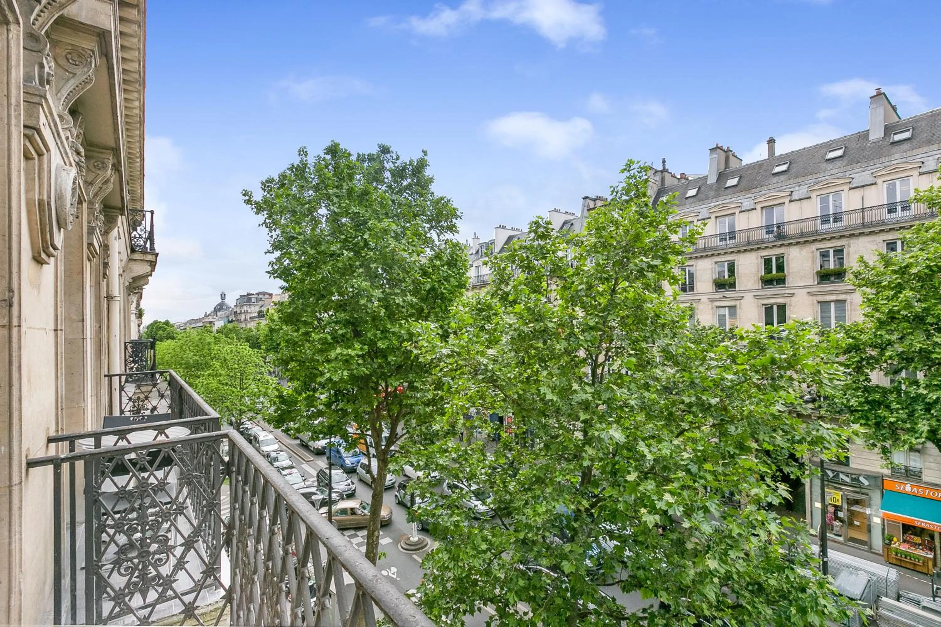 Balcony/Terrace in Blue Nights Apartments - Sébastopol