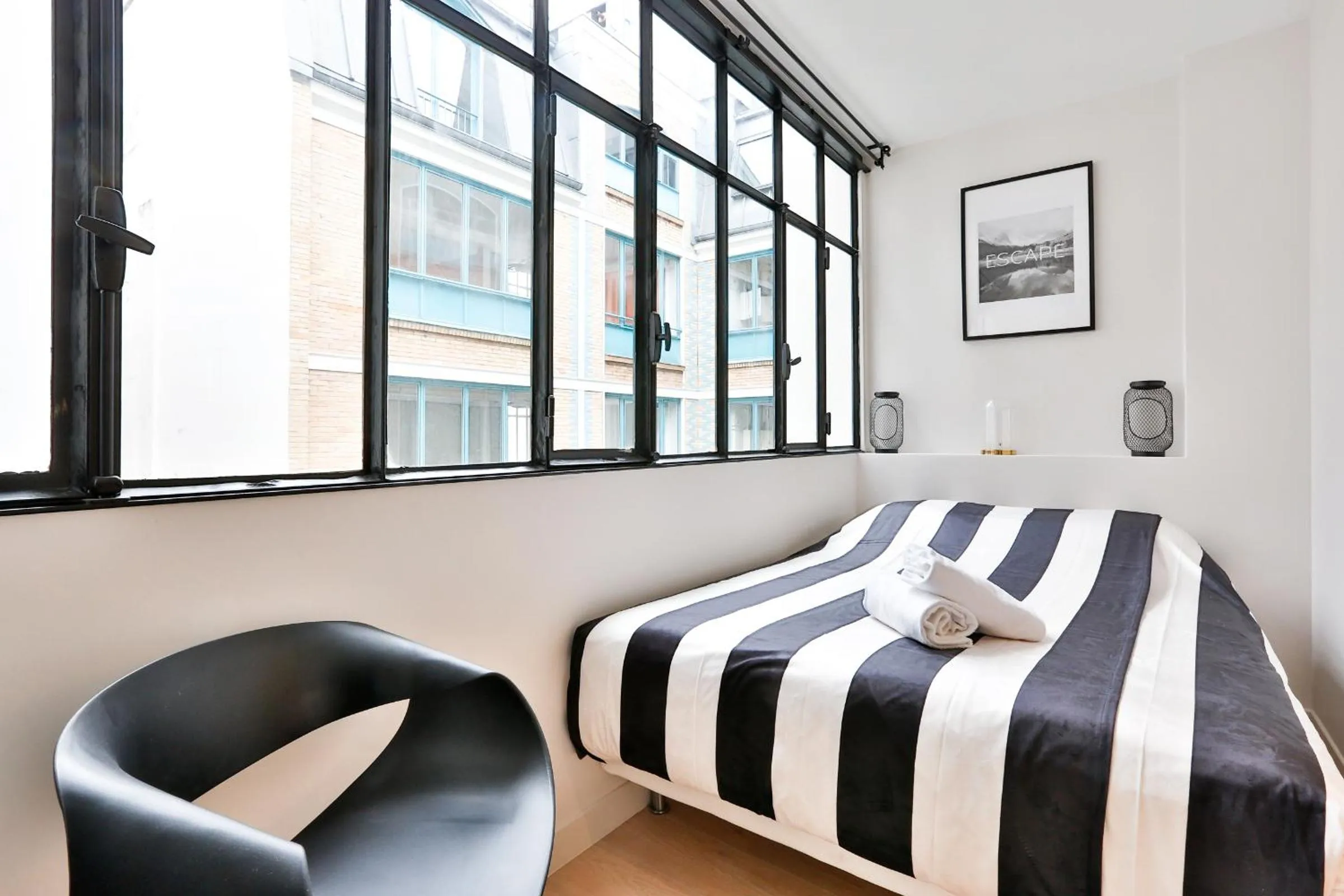 Bed in Blue Nights Apartments - Sébastopol