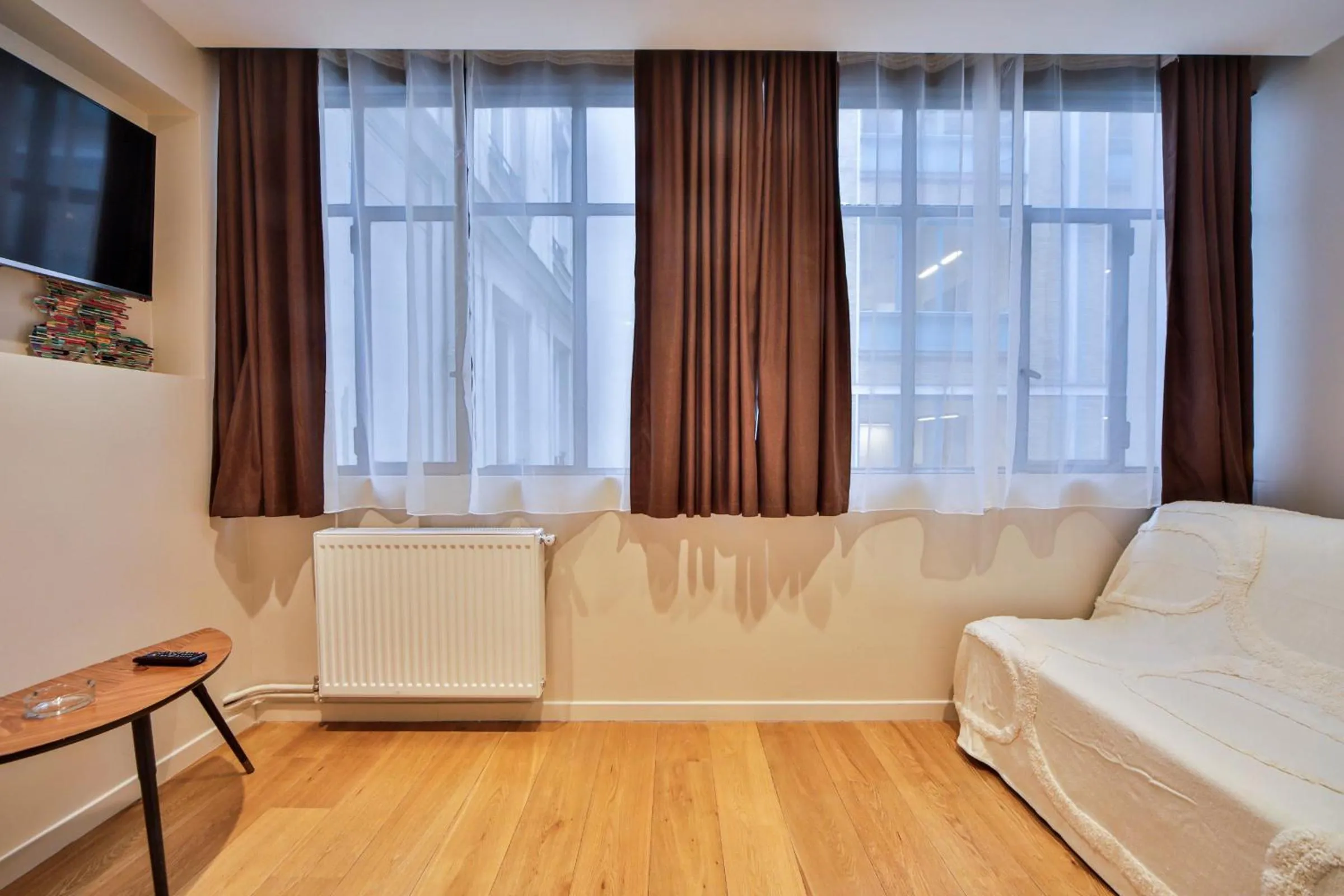 Living room, Bed in Blue Nights Apartments - Sébastopol