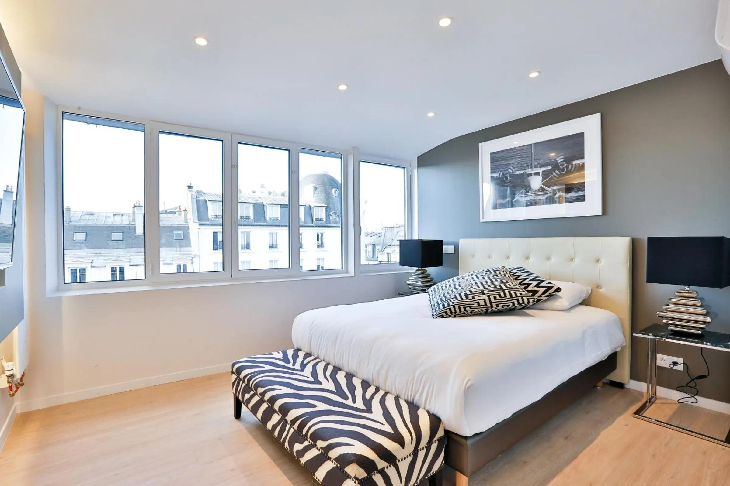 Bed in Blue Nights Apartments - Sébastopol