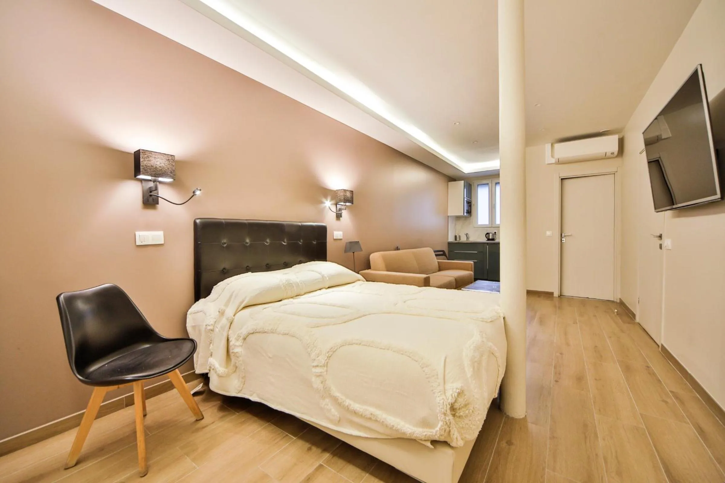 Photo of the whole room, Bed in Blue Nights Apartments - Sébastopol