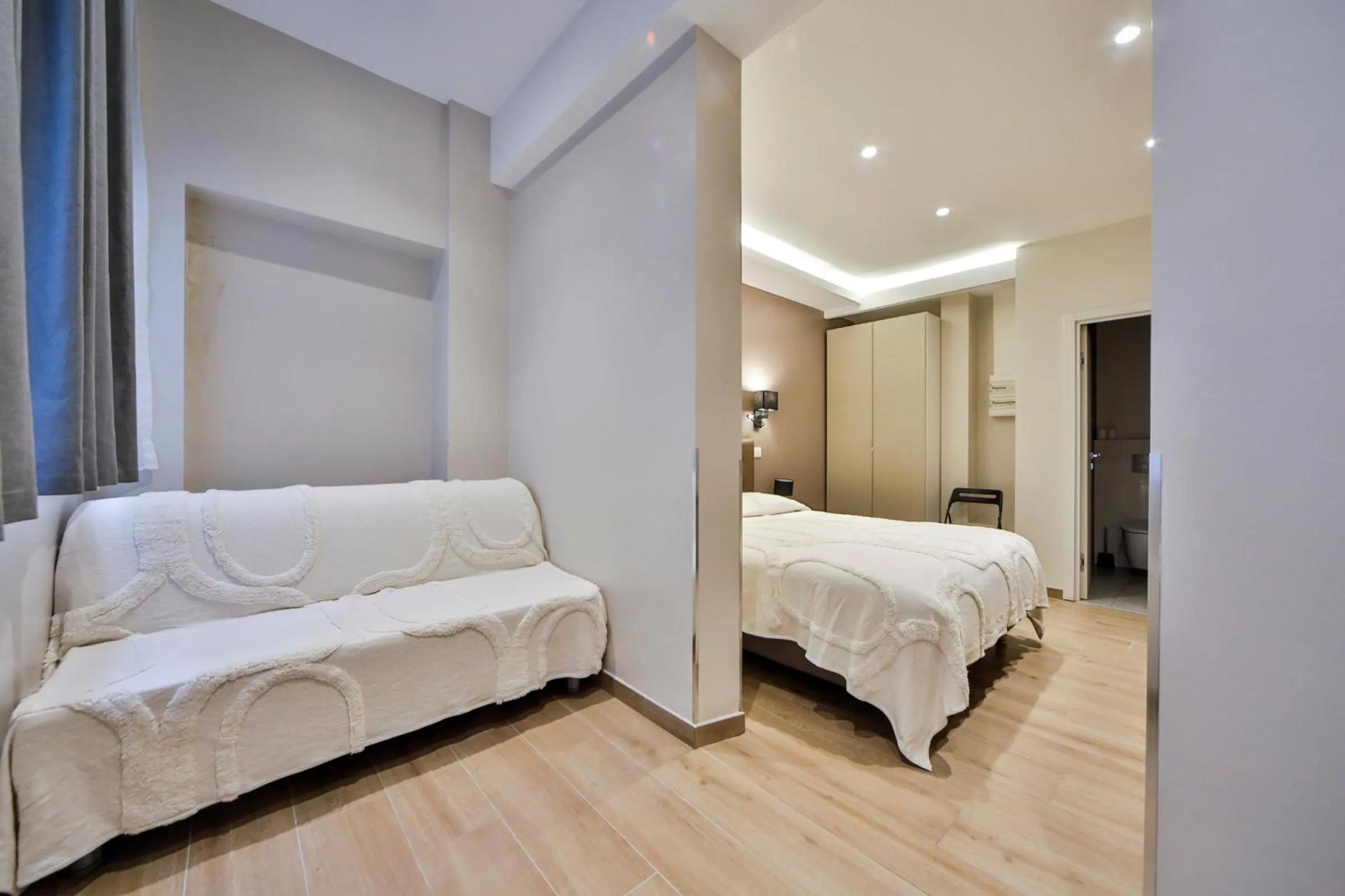 Photo of the whole room, Bed in Blue Nights Apartments - Sébastopol