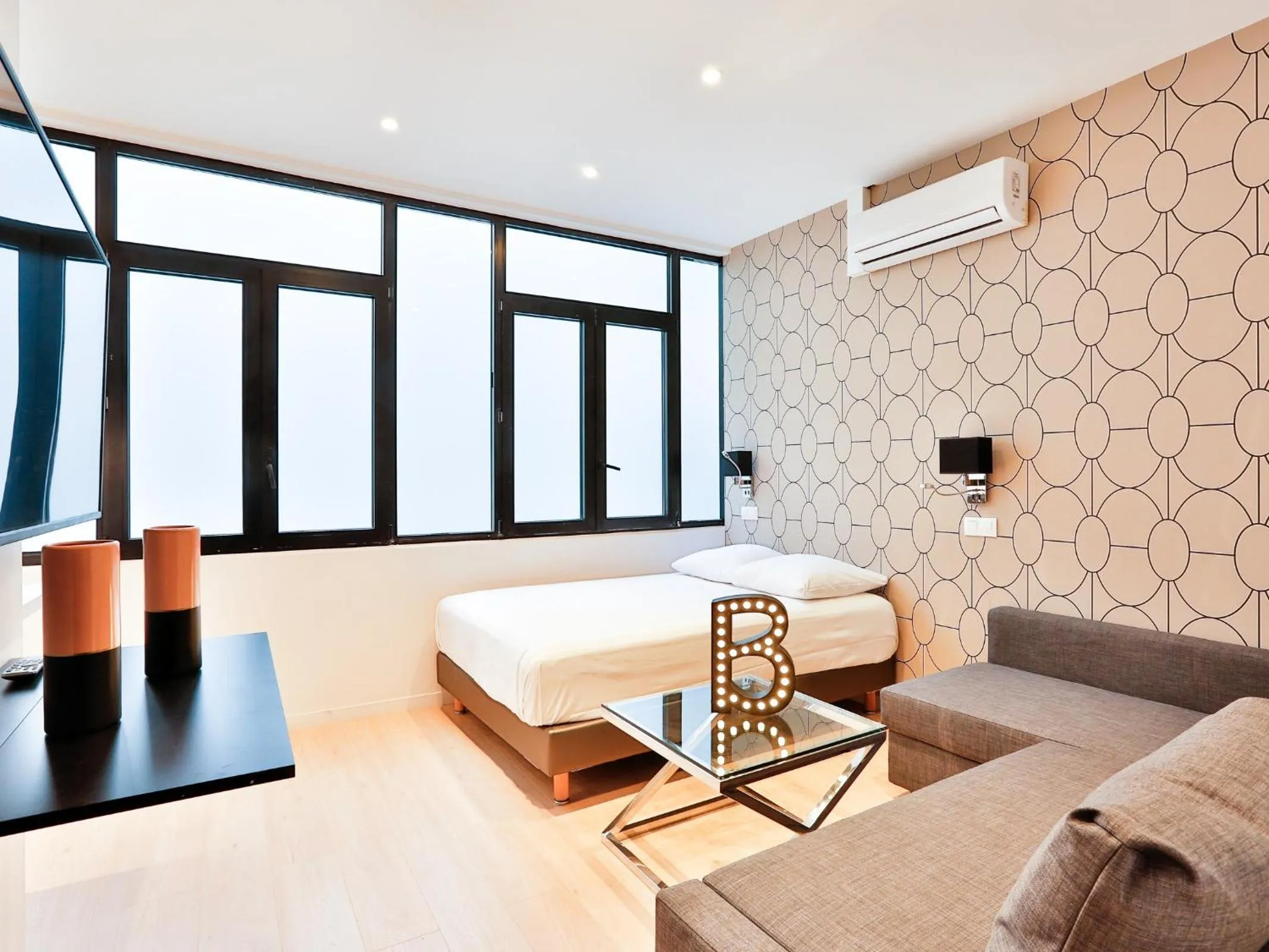 Bedroom, Bed in Blue Nights Apartments - Sébastopol