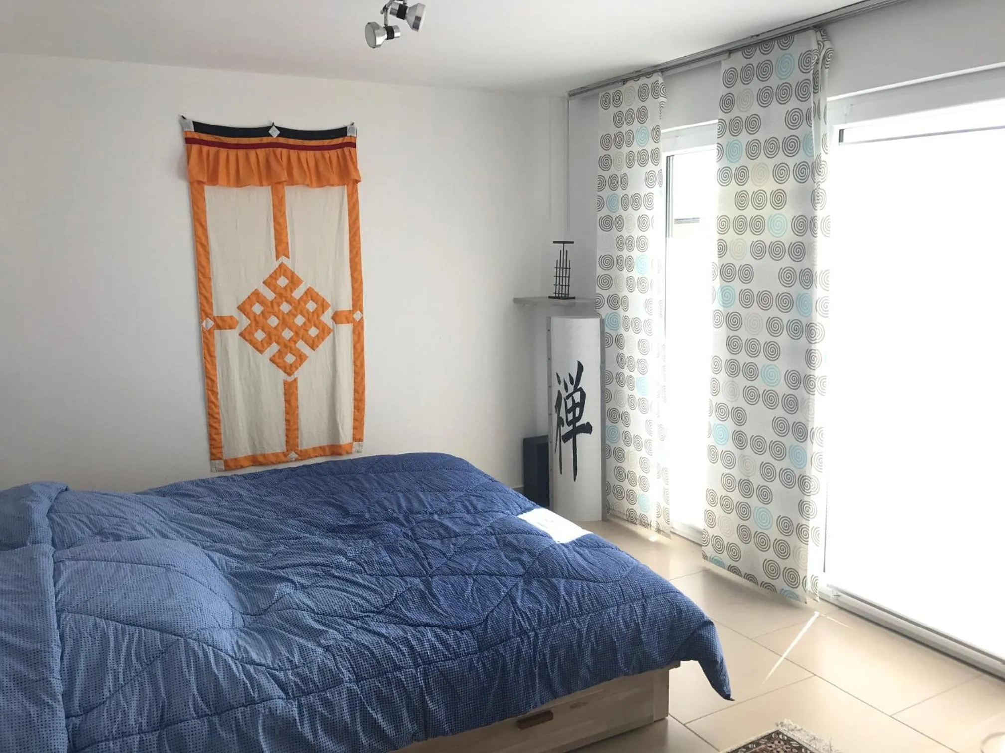 Bedroom, Bed in Wind und Wetter