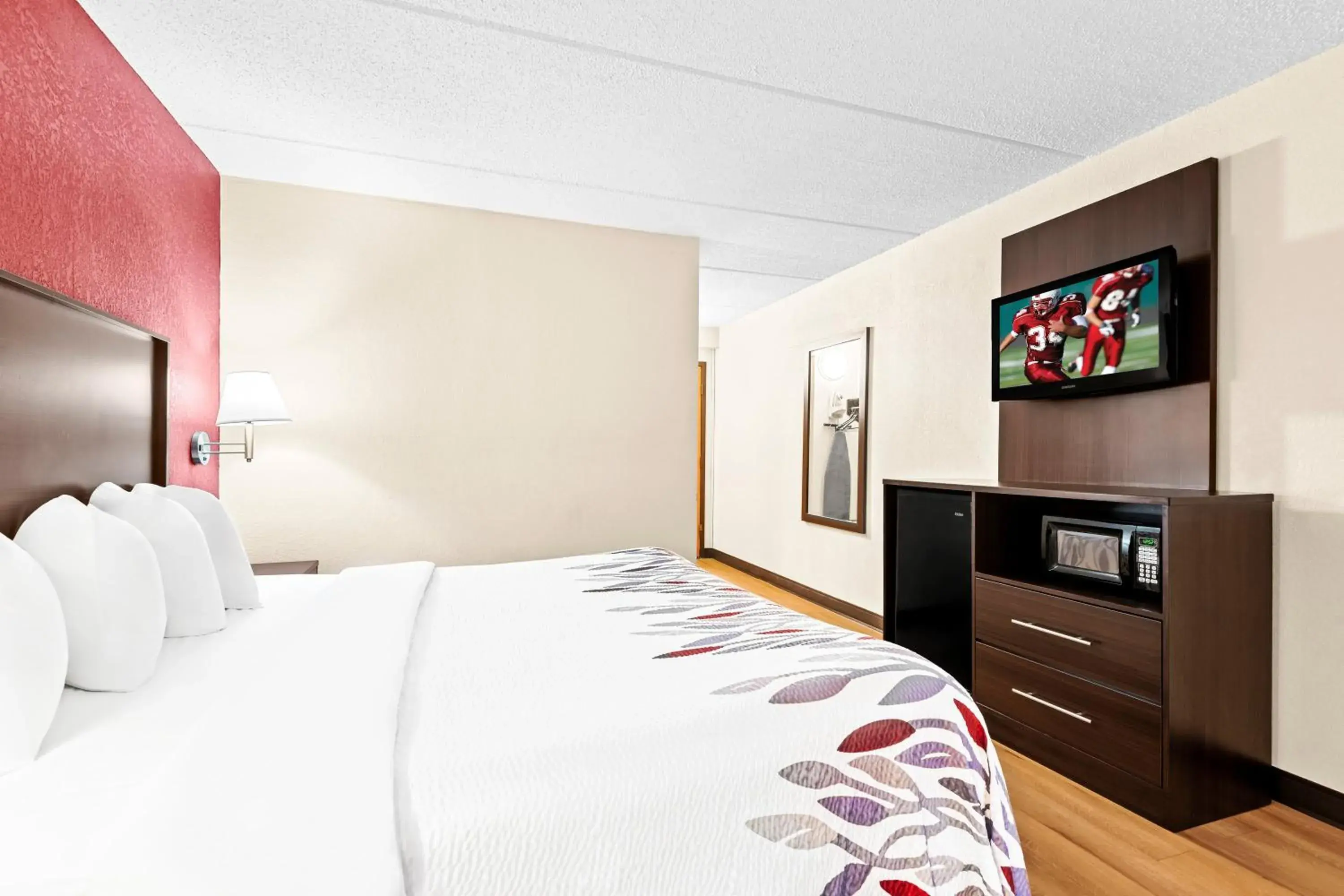 Photo of the whole room, Bed in Red Roof Inn Cortland Photo of the whole room, Bed in Red Roof Inn Cortland