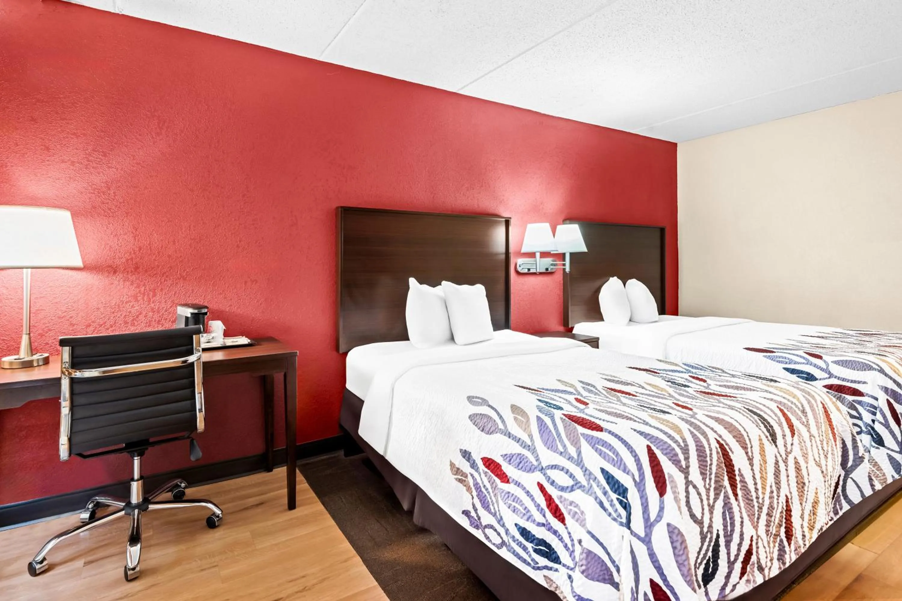Photo of the whole room, Bed in Red Roof Inn Cortland