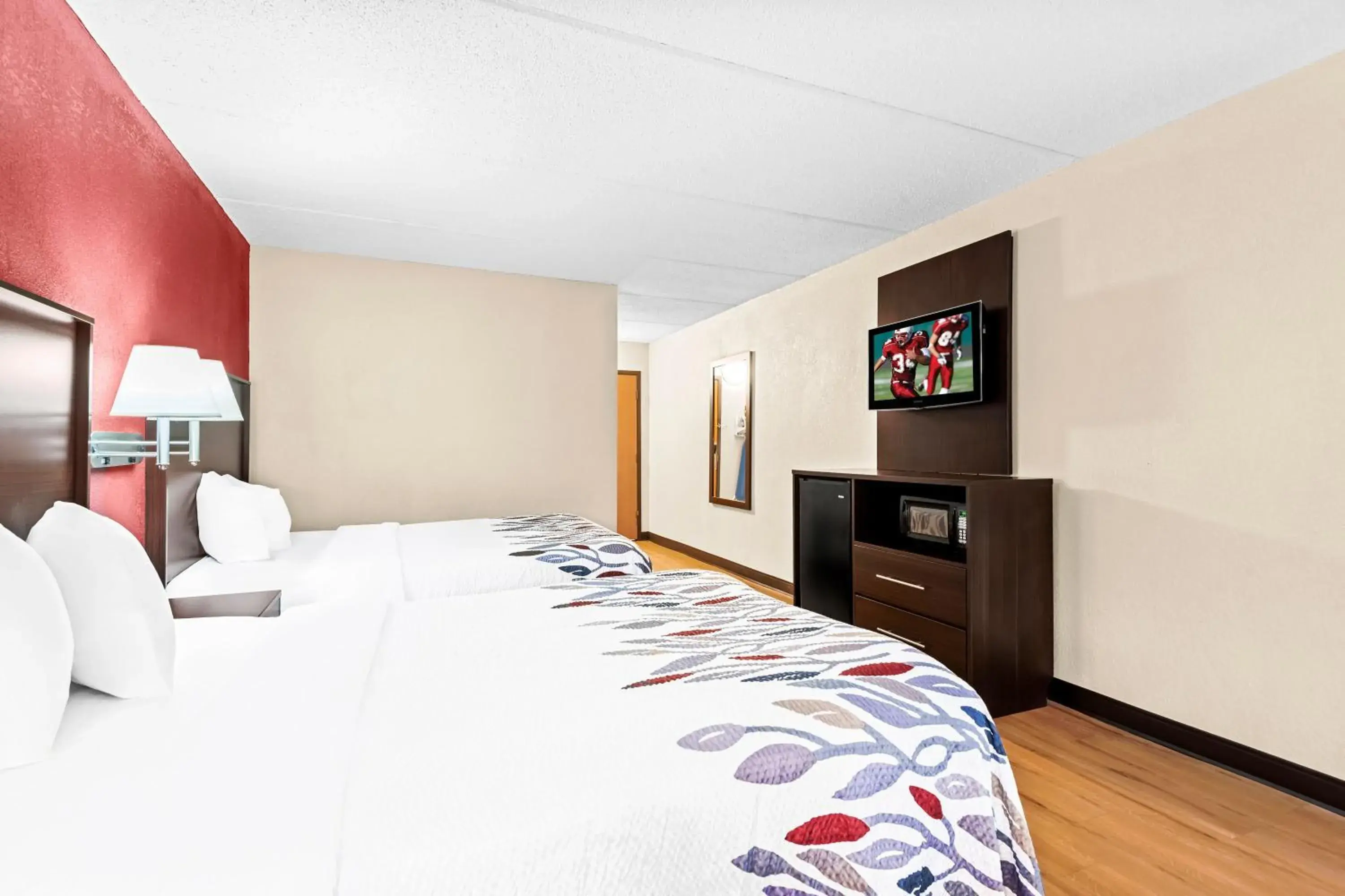 Photo of the whole room, Bed in Red Roof Inn Cortland Photo of the whole room, Bed in Red Roof Inn Cortland