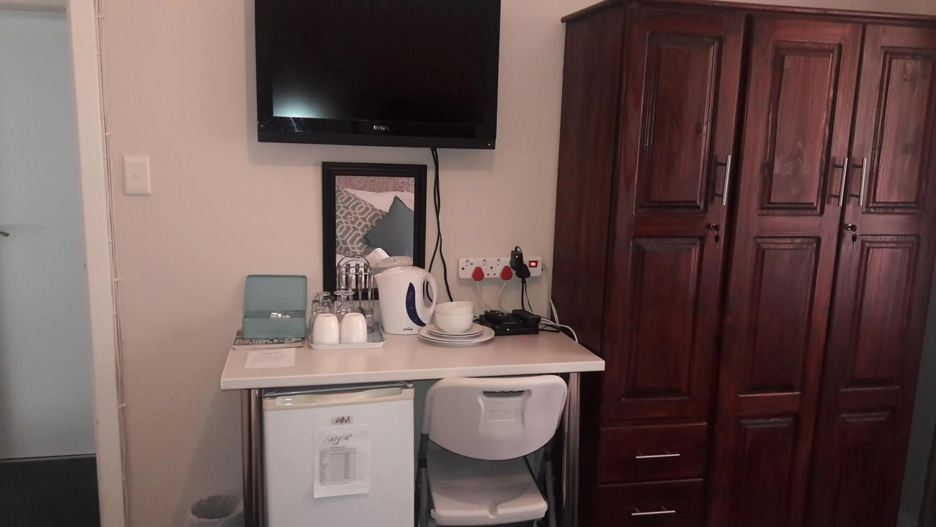 Coffee/tea facilities in R & R's Retreat