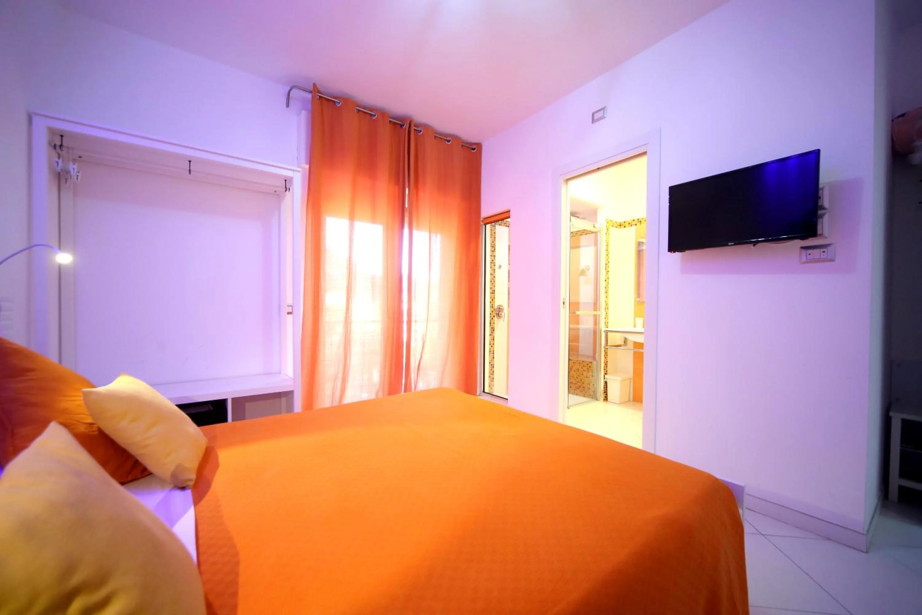 Photo of the whole room, Bed in MaLu' B&B