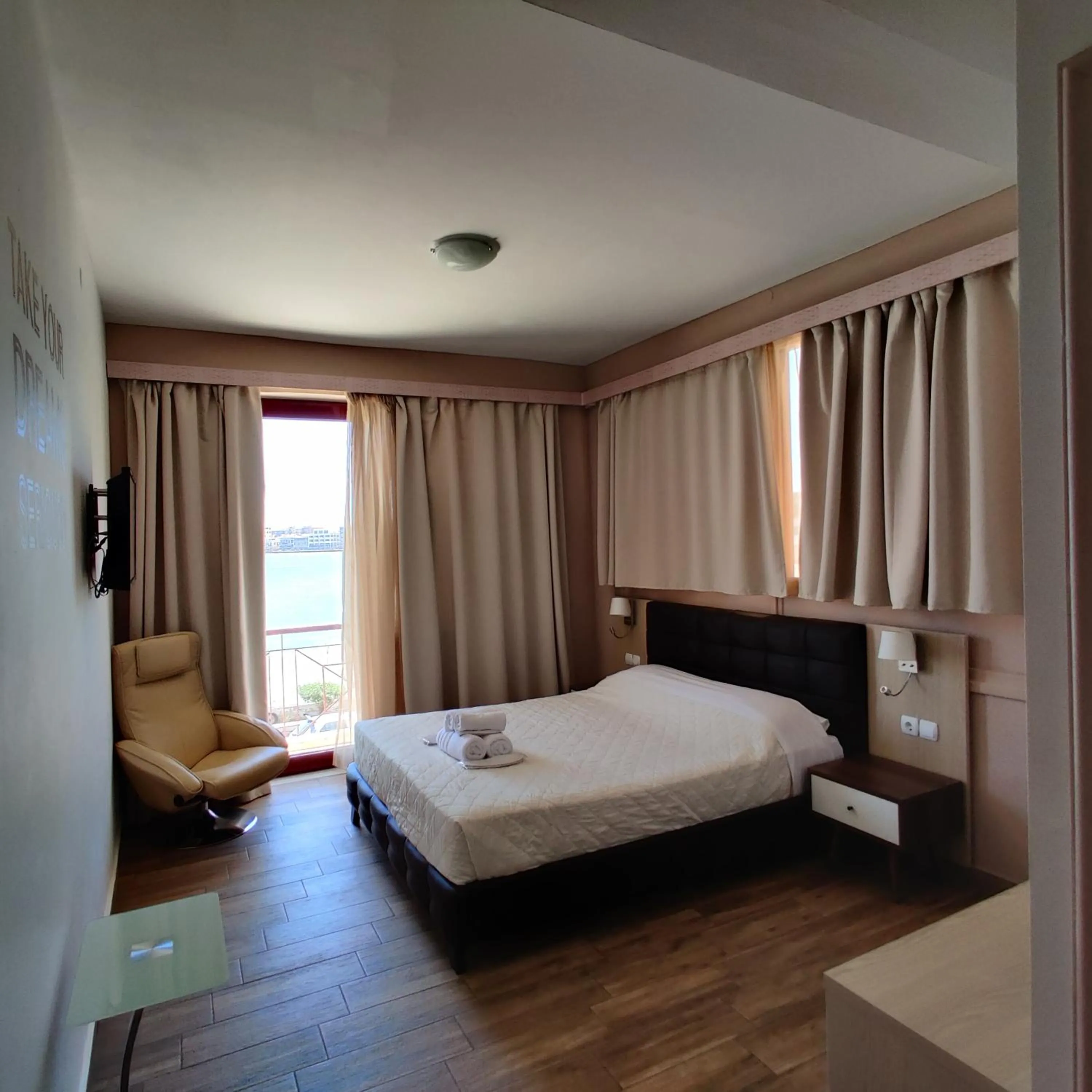 Photo of the whole room, Bed in City Point Chios