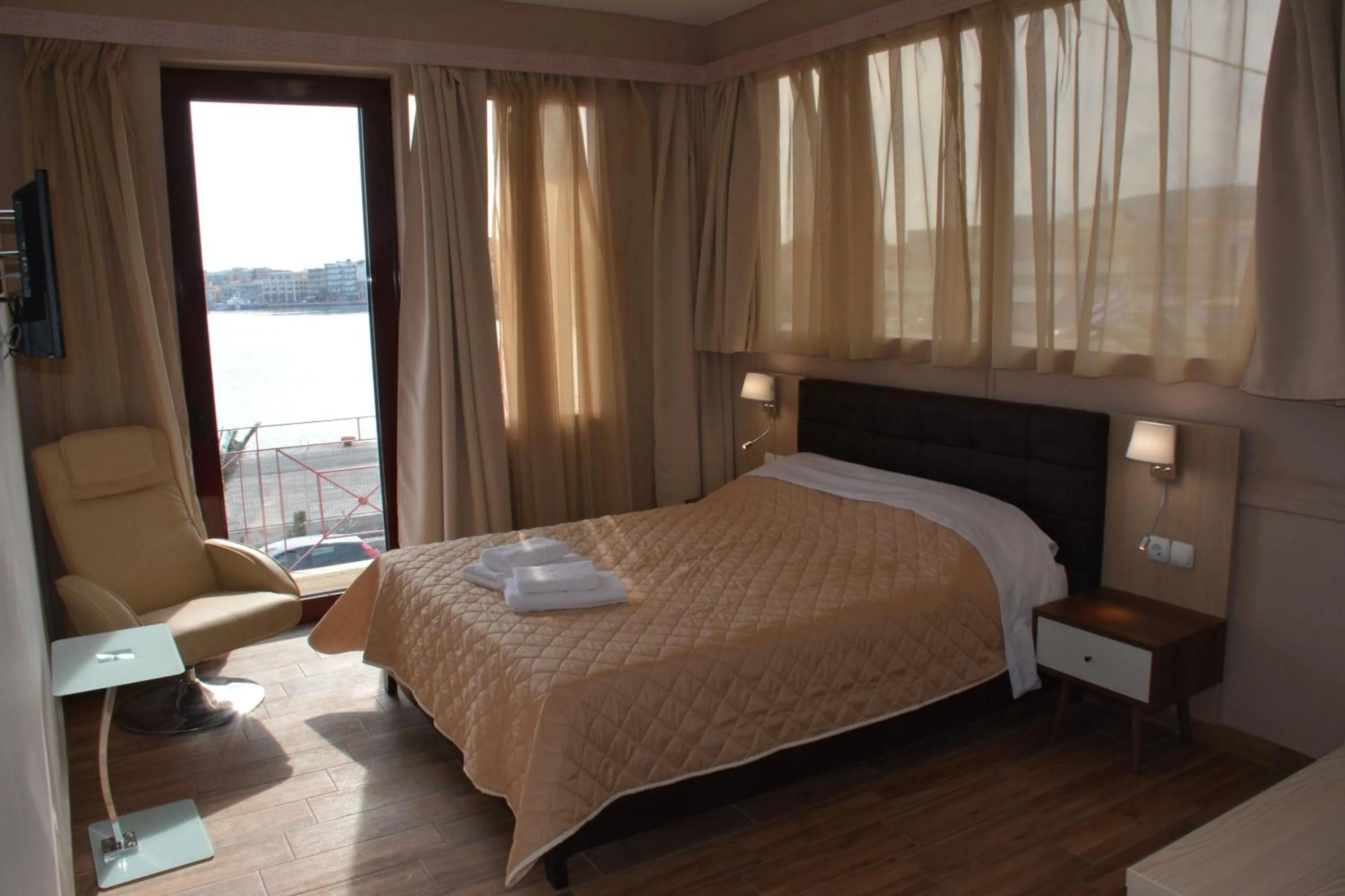 Bedroom, Bed in City Point Chios
