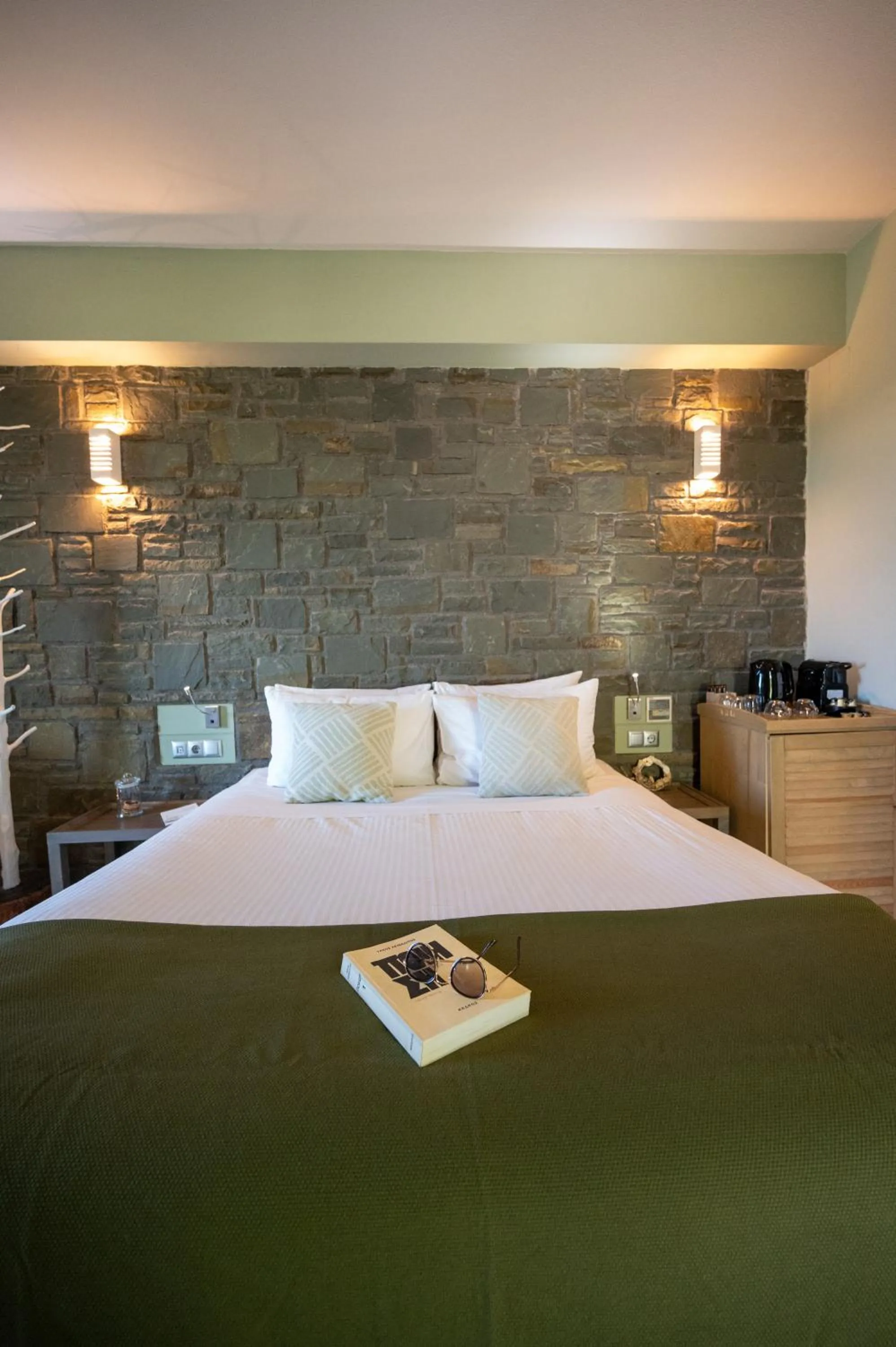 Photo of the whole room, Bed in Rouista Tzoumerka Resort