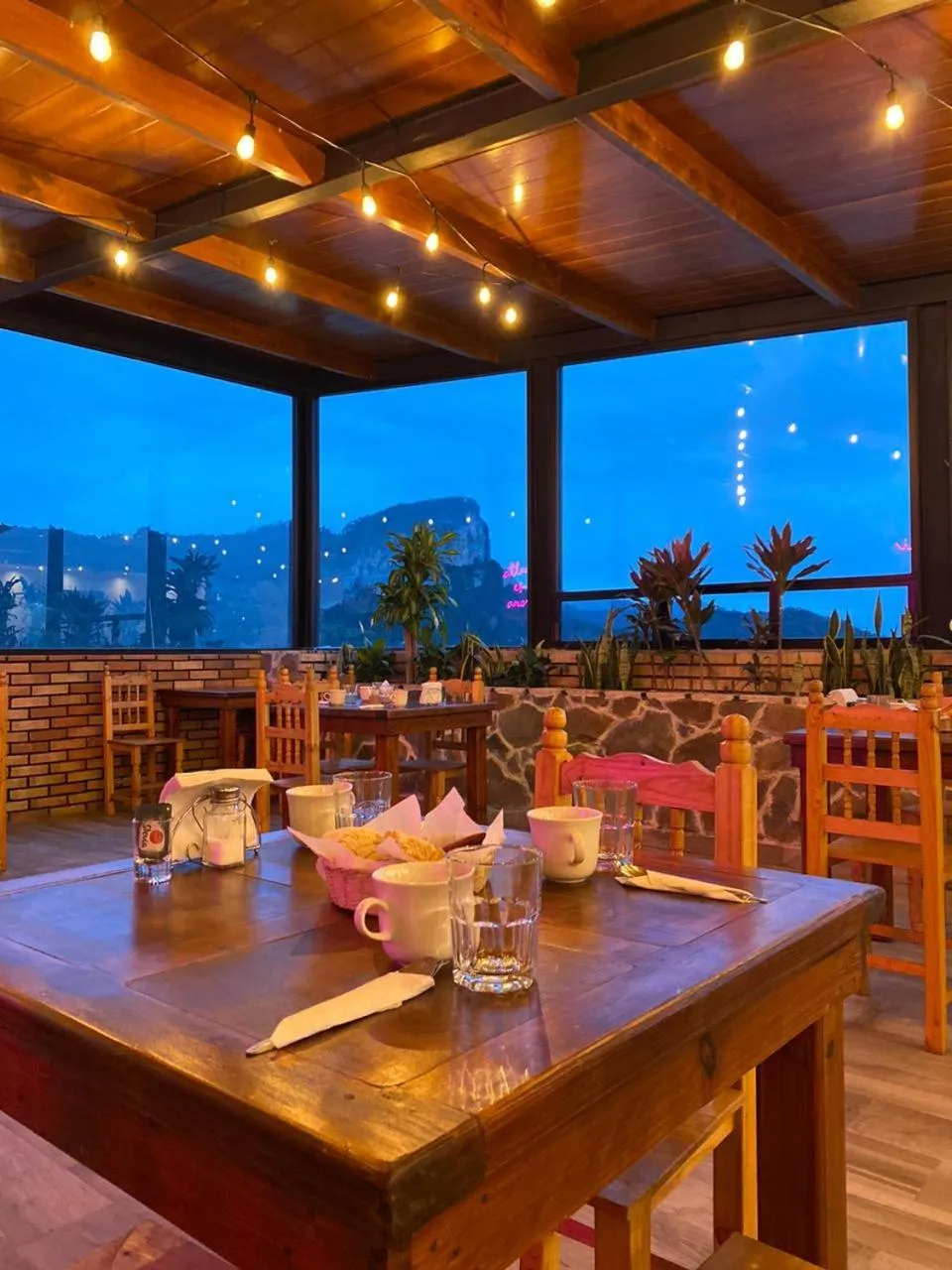 Restaurant/places to eat in Hotel & Suites Cerro Roj0