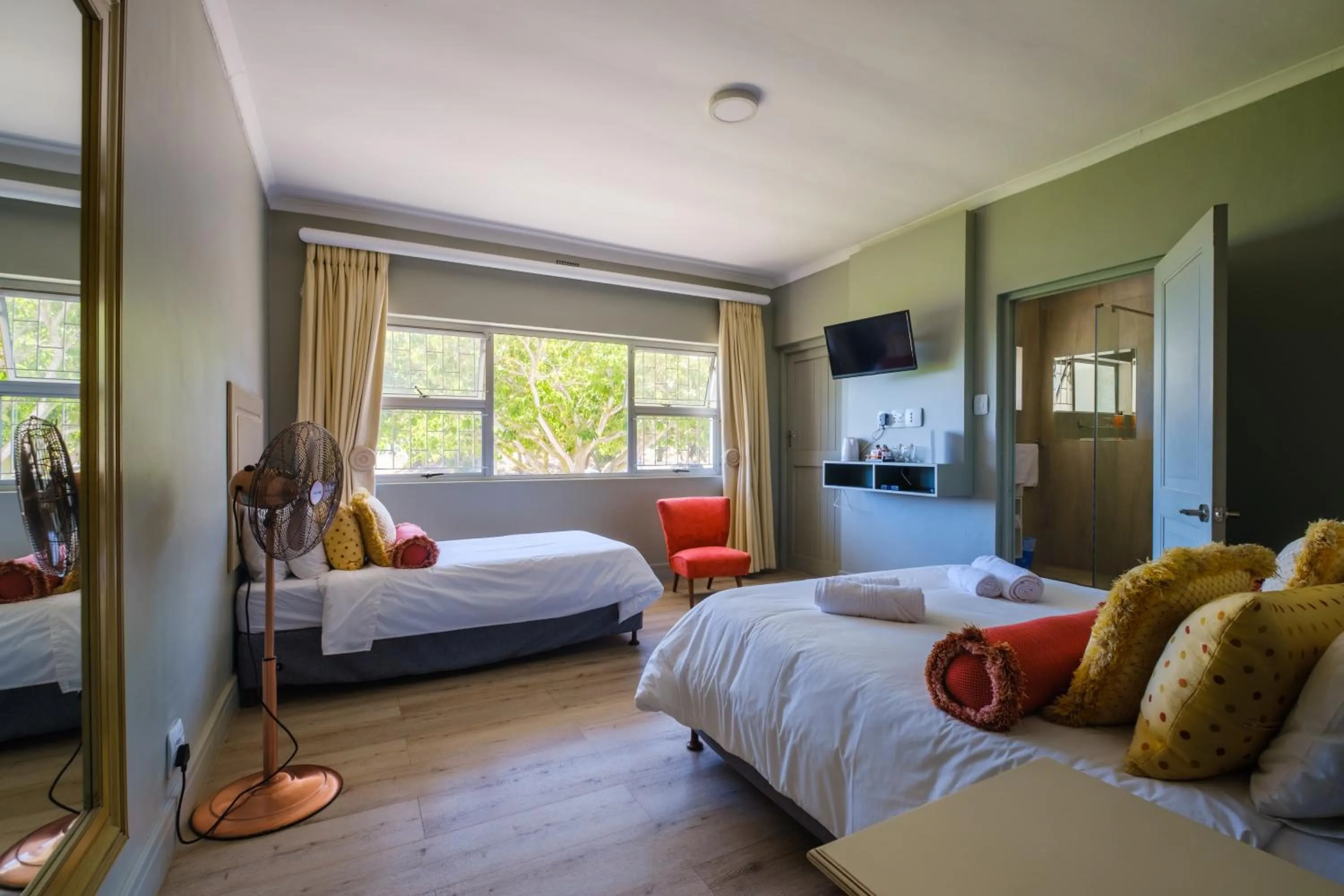 Photo of the whole room, Bed in Paternoster Hotel
