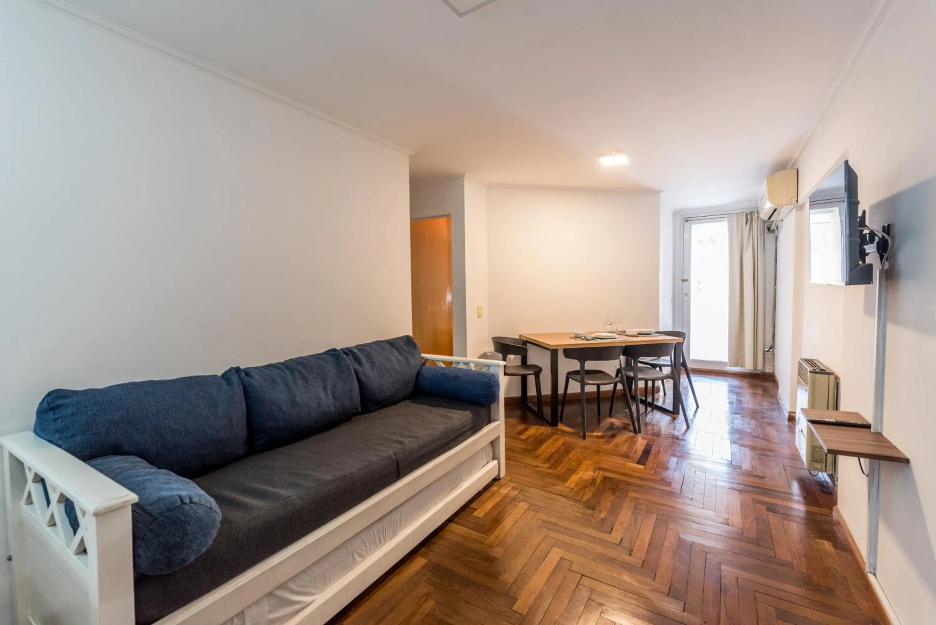 Communal lounge/ TV room in Lofty Departamentos Temporarios