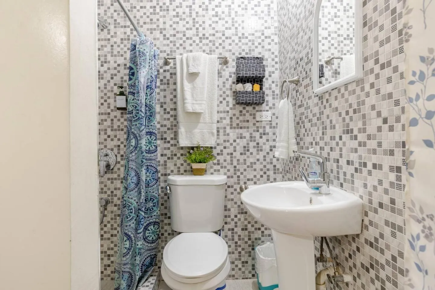 Shower in Seacastles by the beach/pool