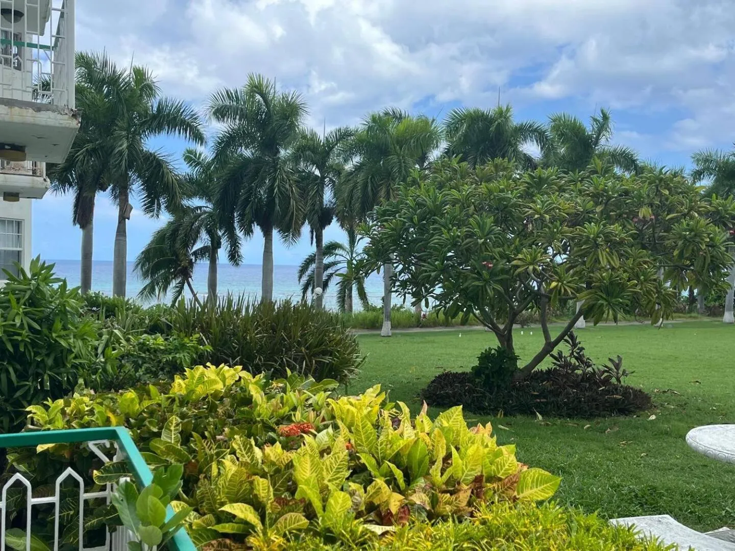 Garden view in Seacastles by the beach/pool