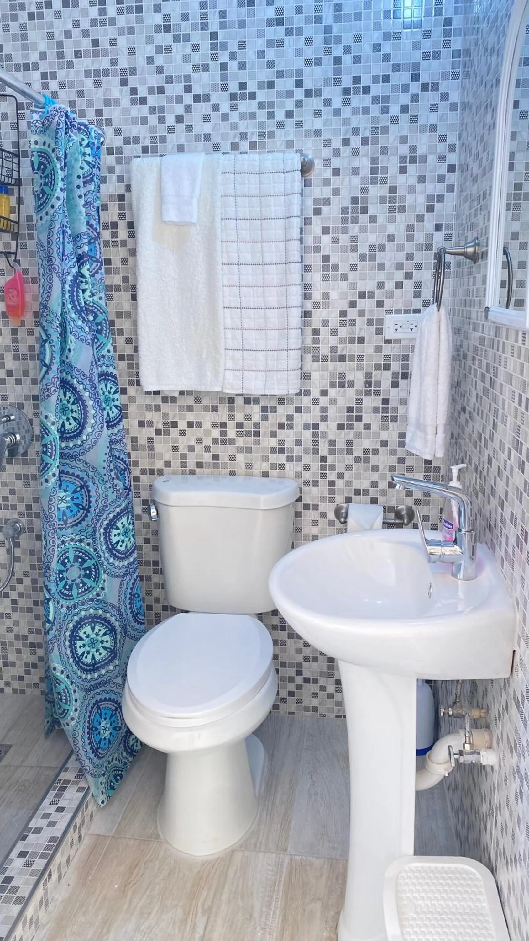 Shower in Seacastles by the beach/pool