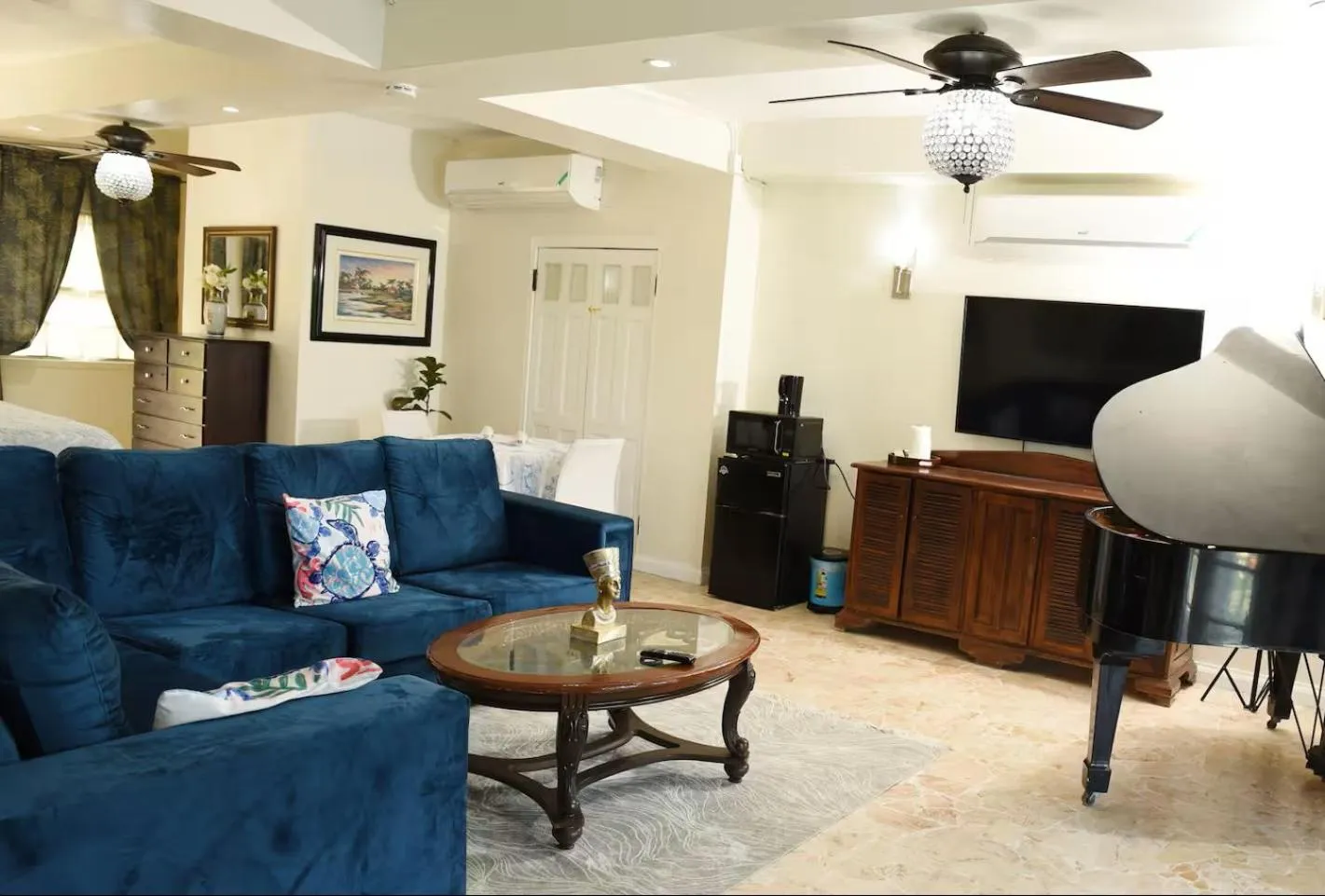 TV and multimedia in Seacastles by the beach/pool