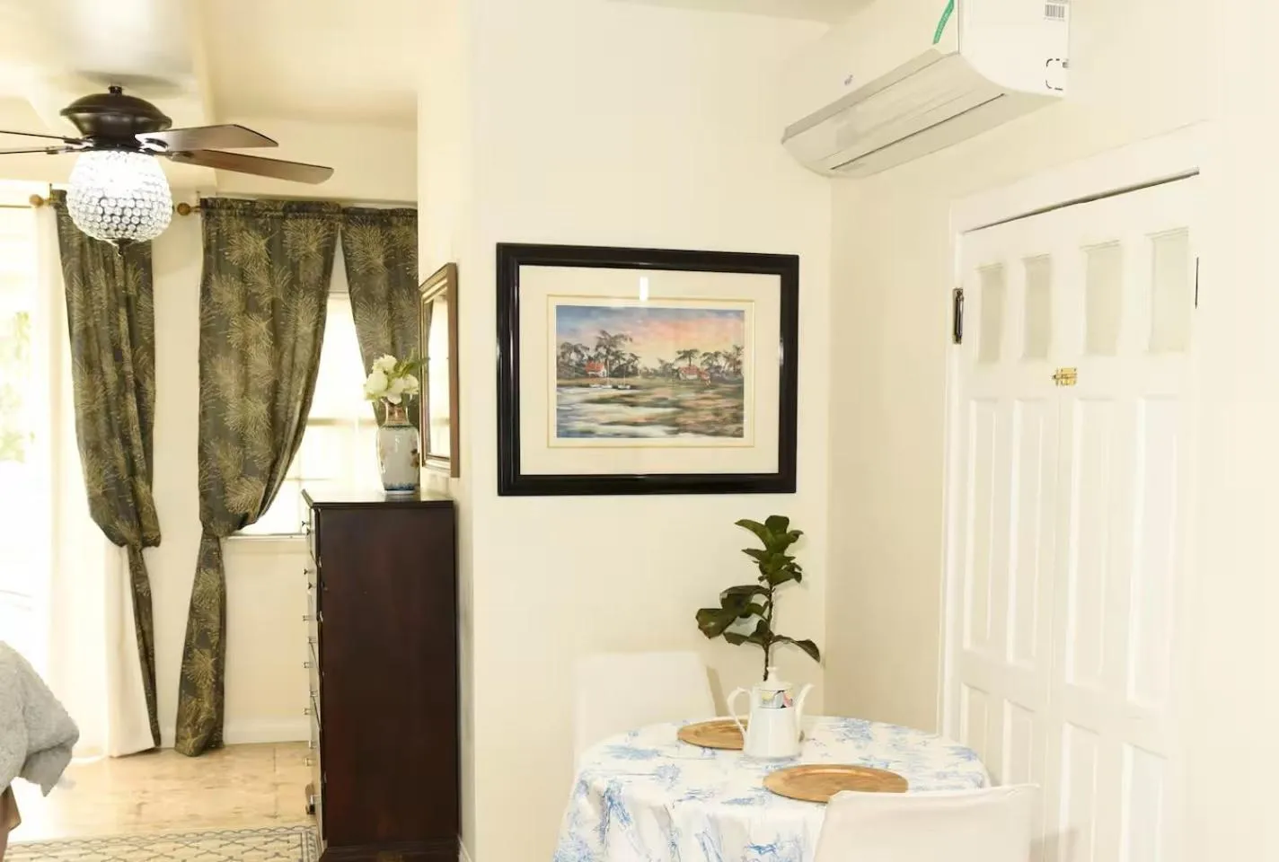 Dining area in Seacastles by the beach/pool