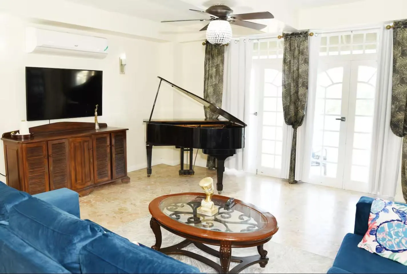 Seacastles by the beach/pool