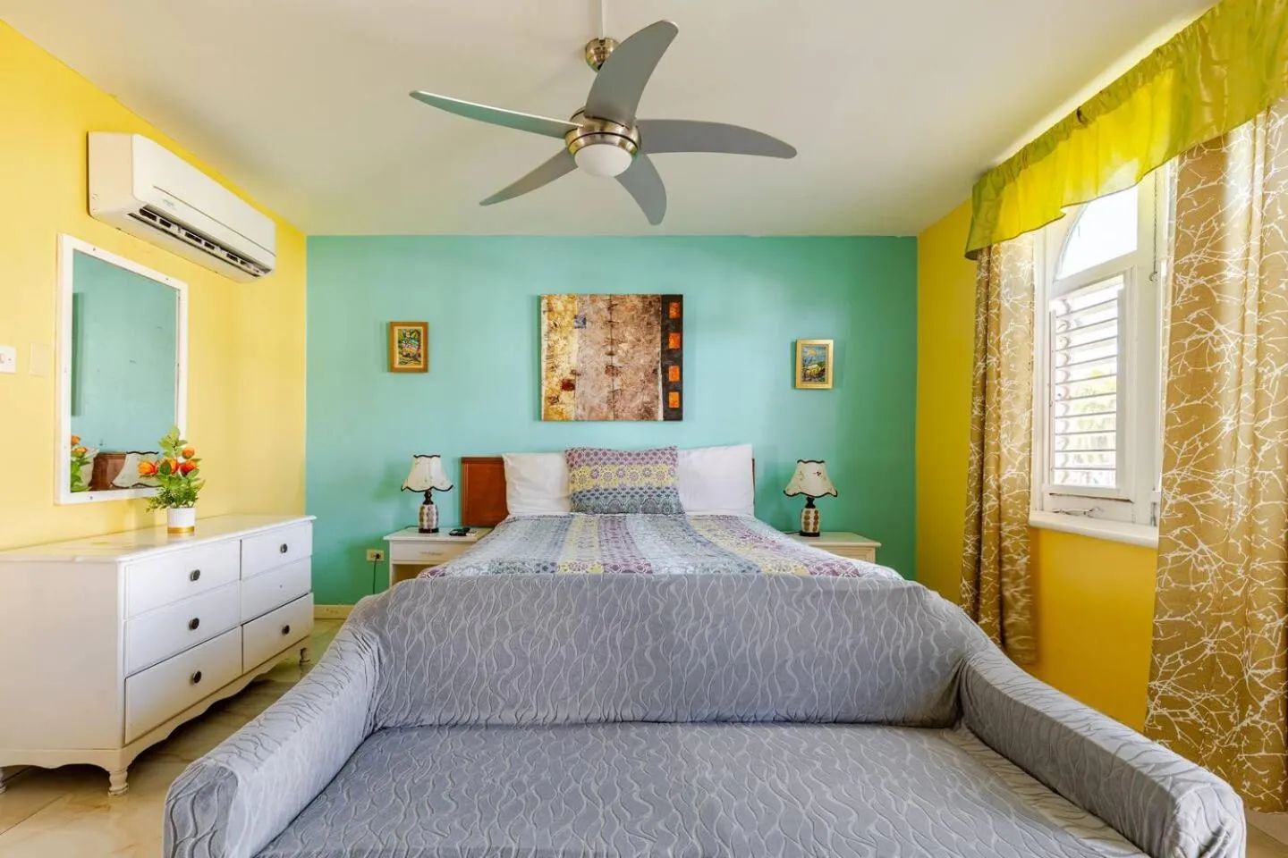 Bed in Seacastles by the beach/pool