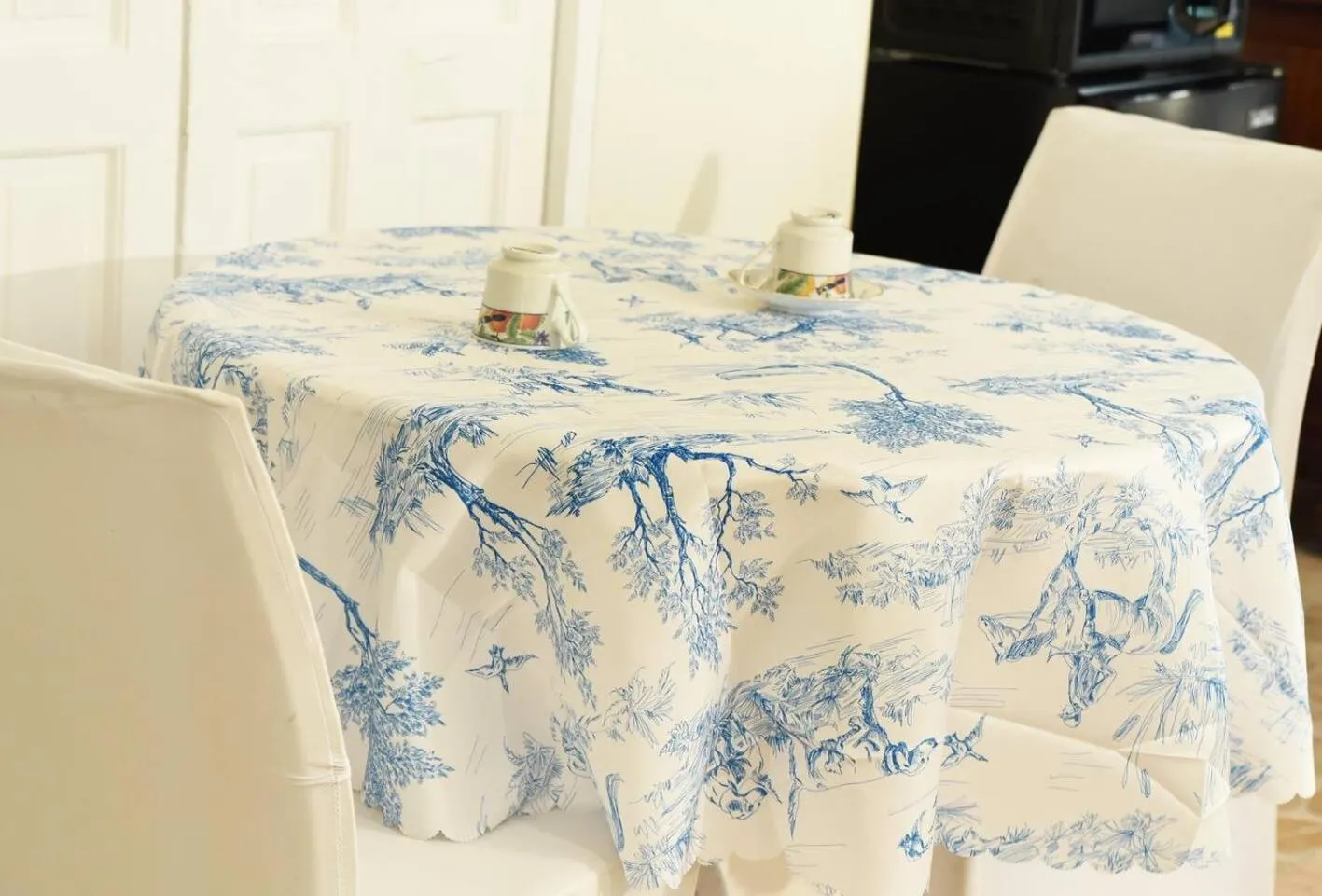 Dining area in Seacastles by the beach/pool