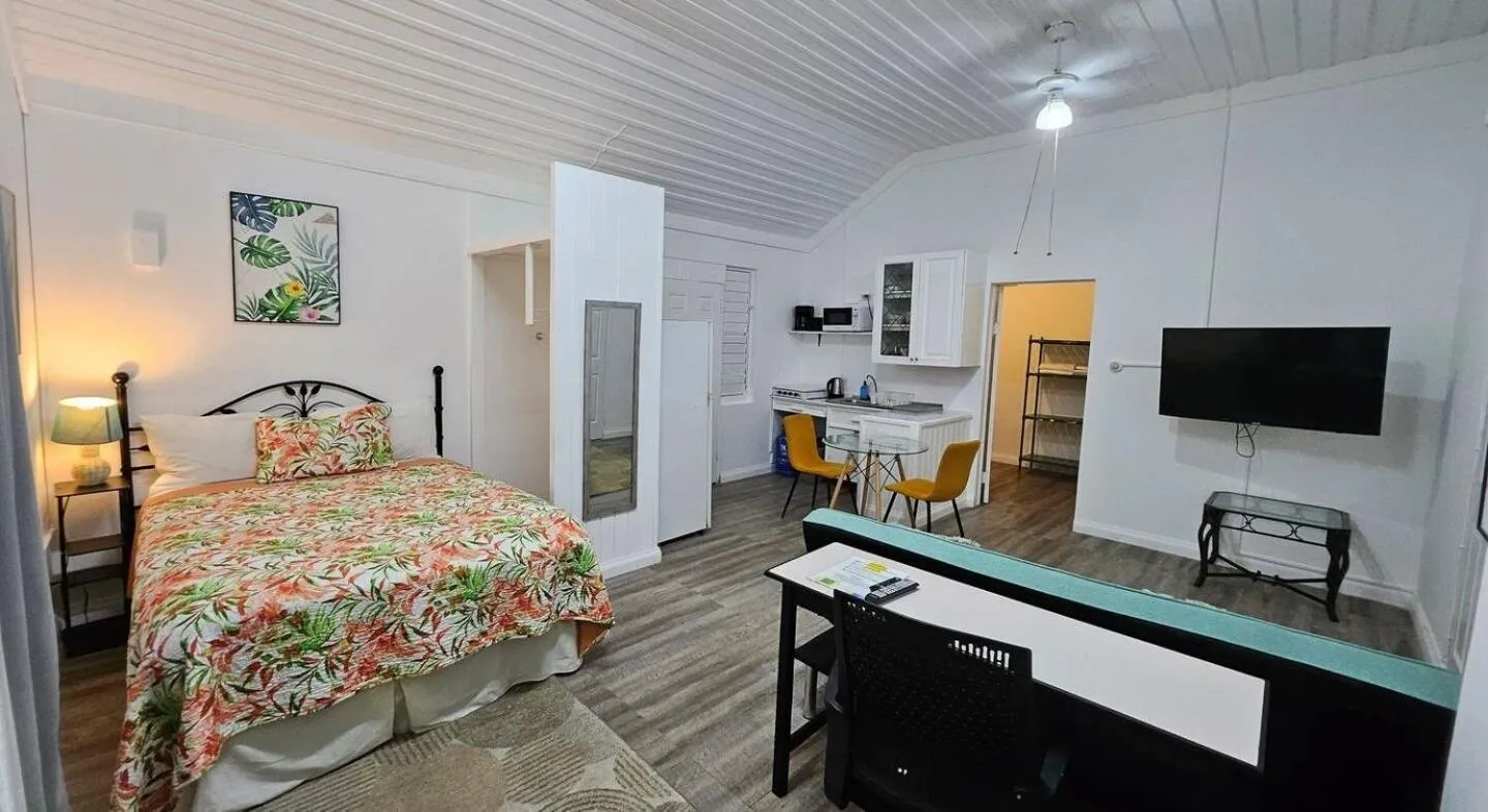 Communal lounge/ TV room, Bed in Seacastles by the beach/pool