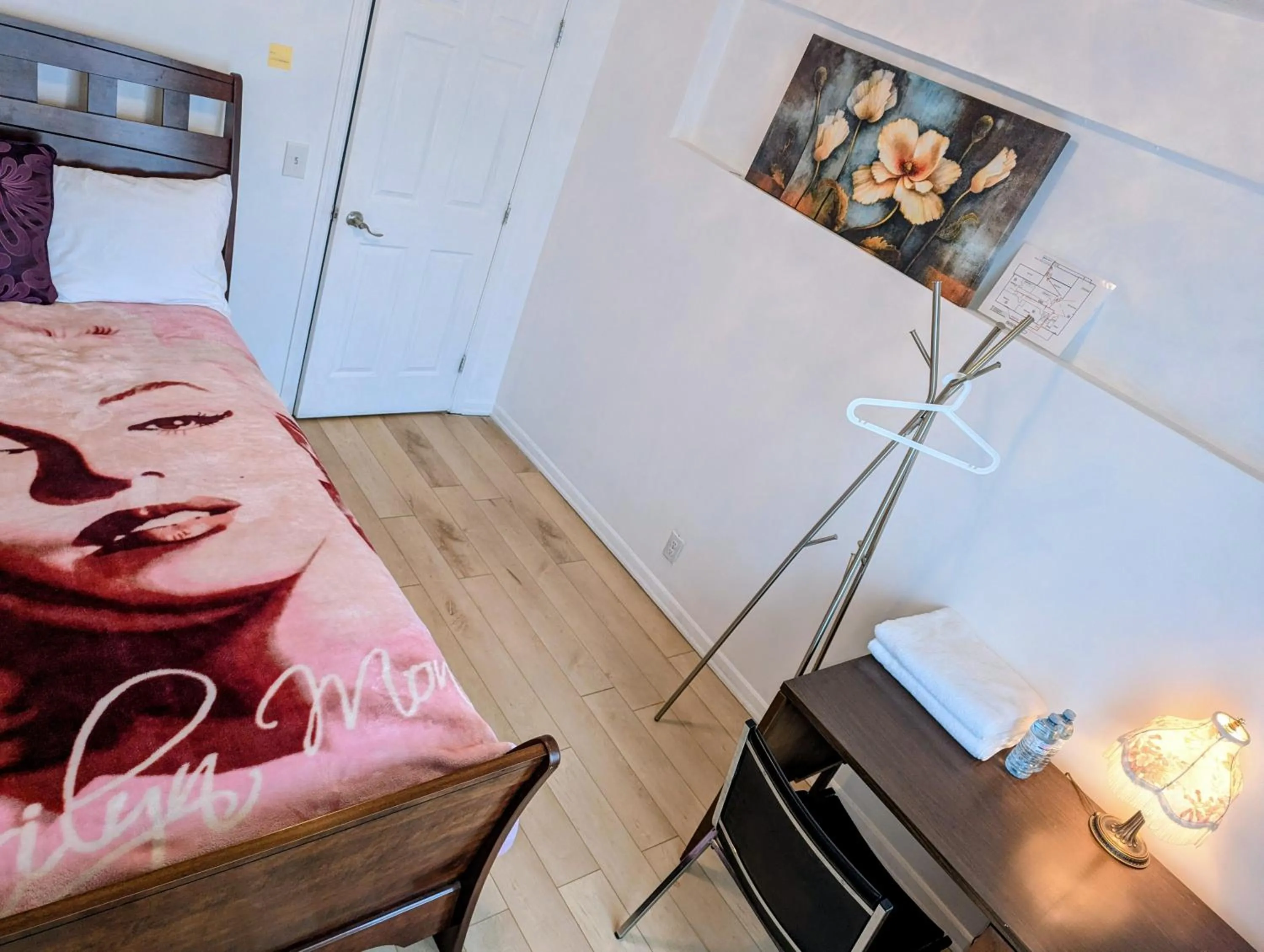Bed in Calgary Star Cozy Home
