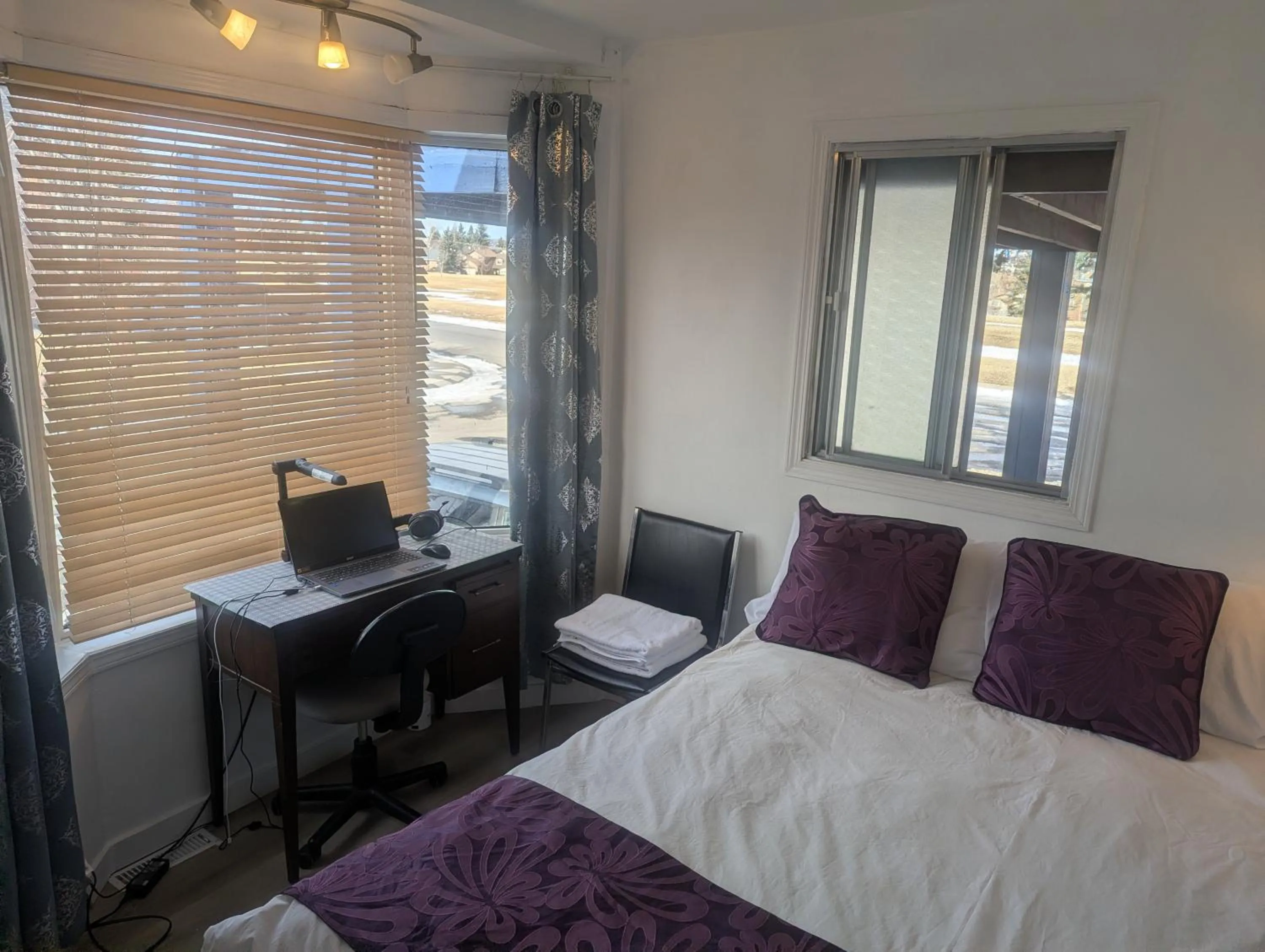 Bed in Calgary Star Cozy Home