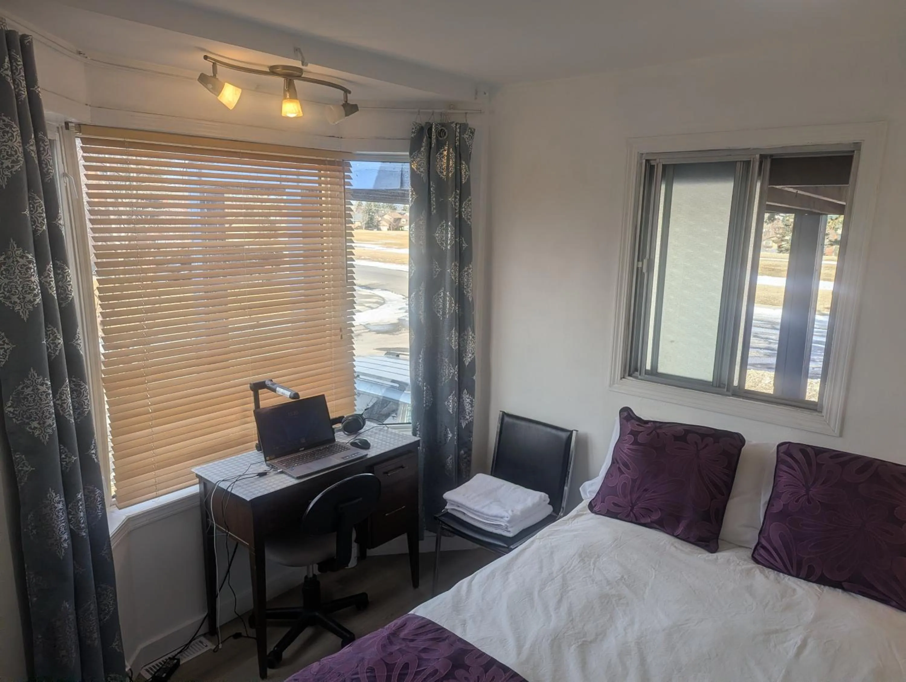 Bed in Calgary Star Cozy Home