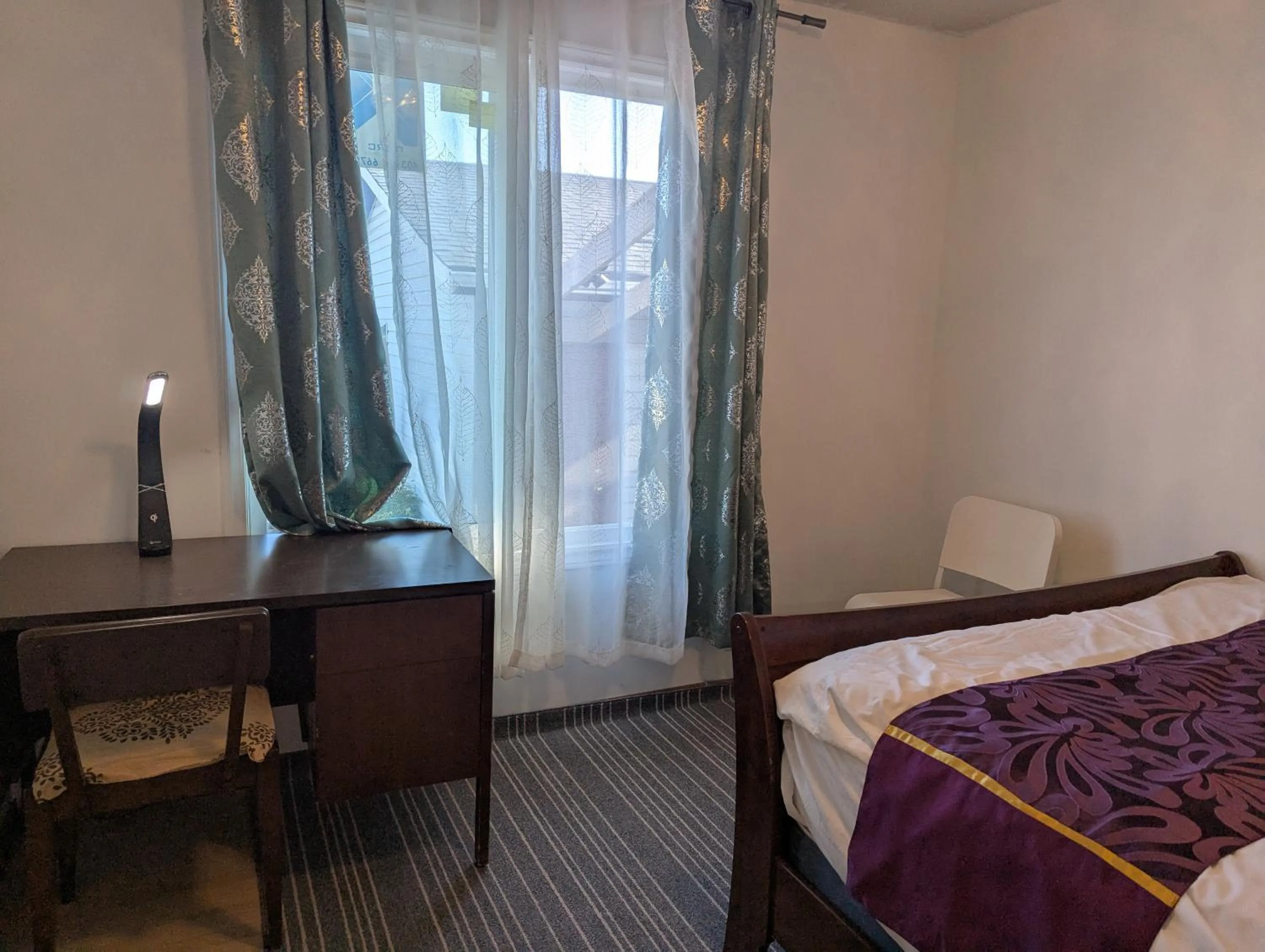 Bed in Calgary Star Cozy Home