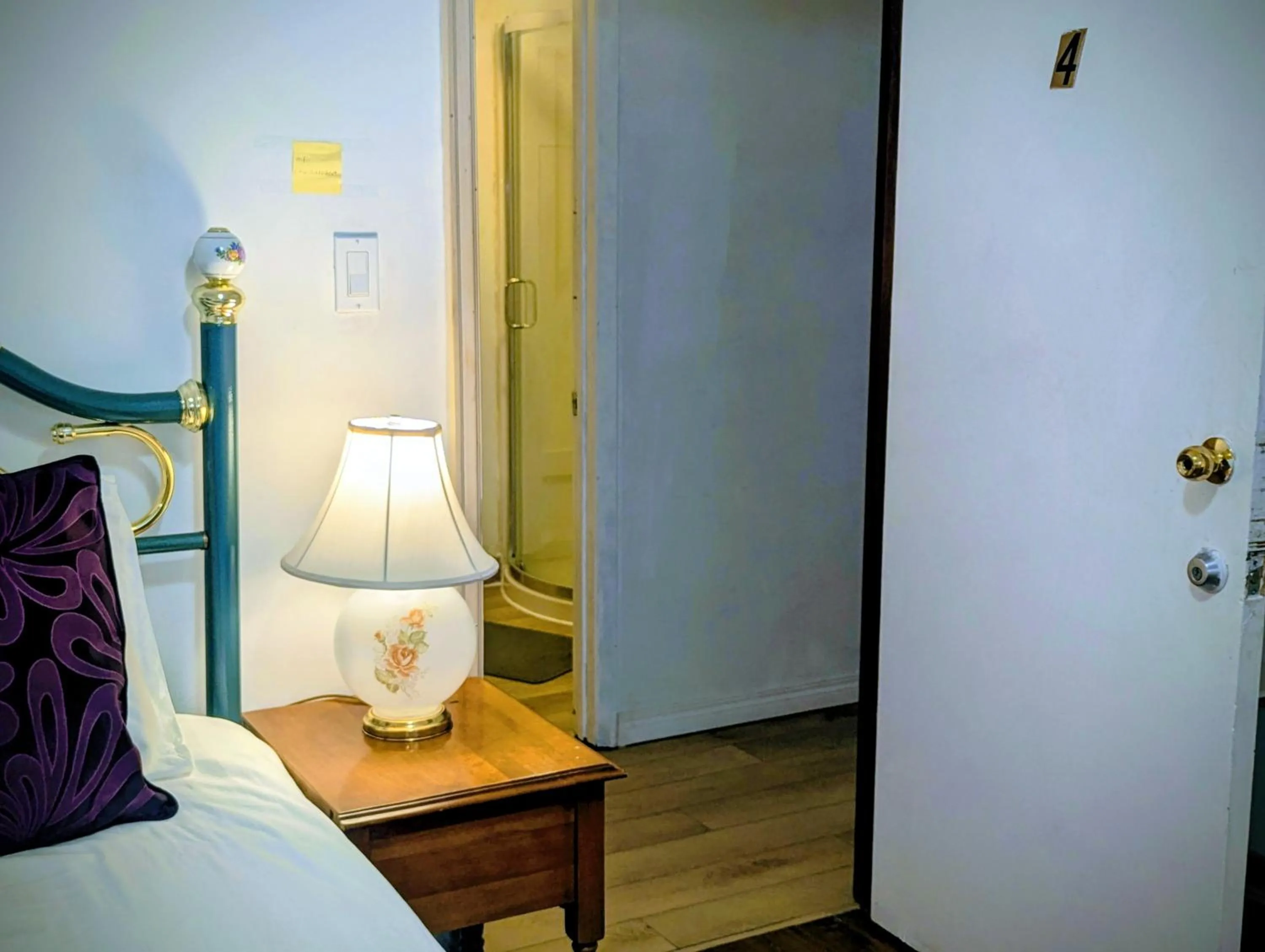 Bed in Calgary Star Cozy Home