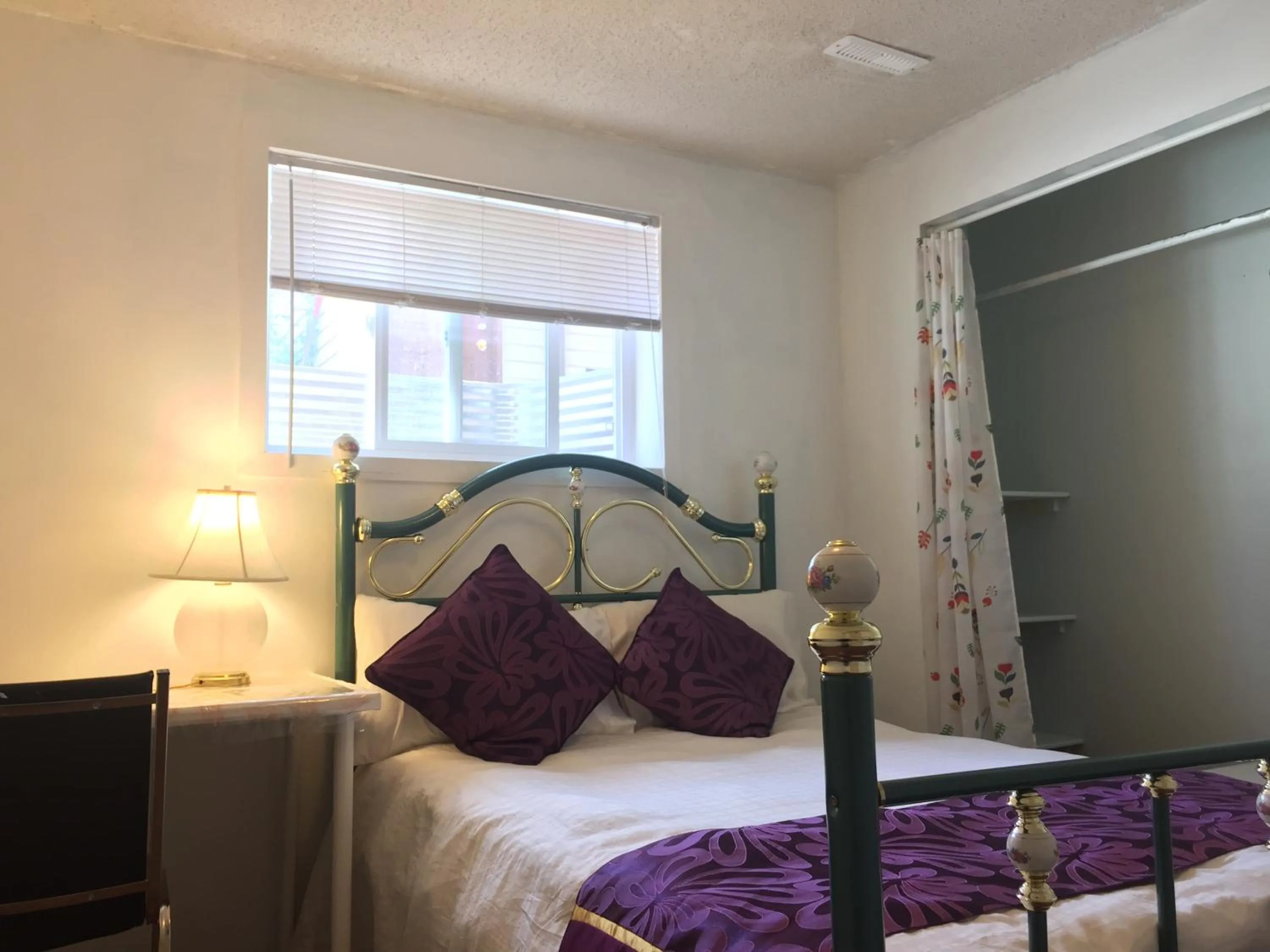 Bed in Calgary Star Cozy Home